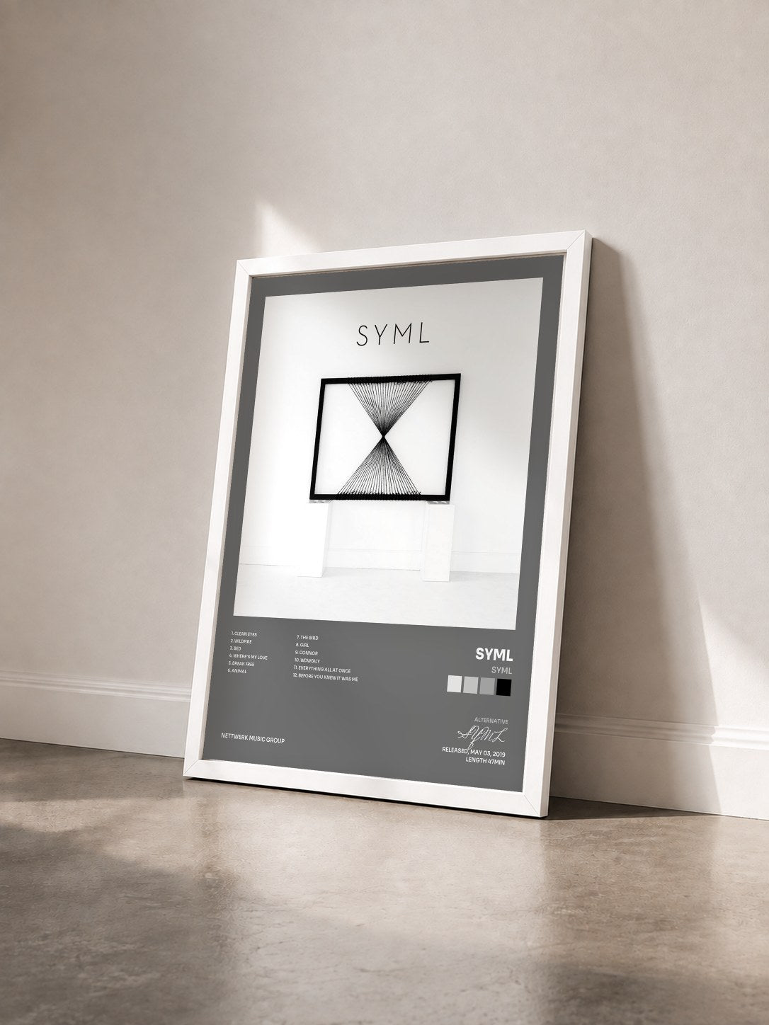 #blanc Tableau de l'album SYML de SYML vu de trois quarts, cadre blanc