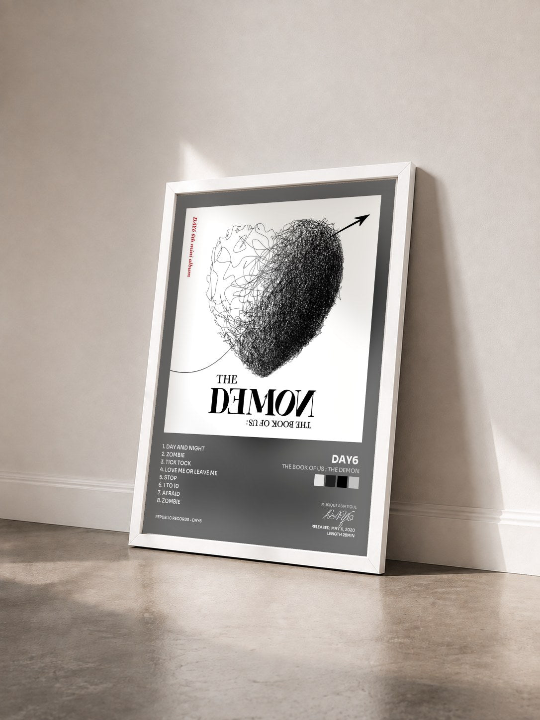 #blanc Tableau de l'album The Book of Us : The Demon de DAY6  vu de trois quarts, cadre blanc