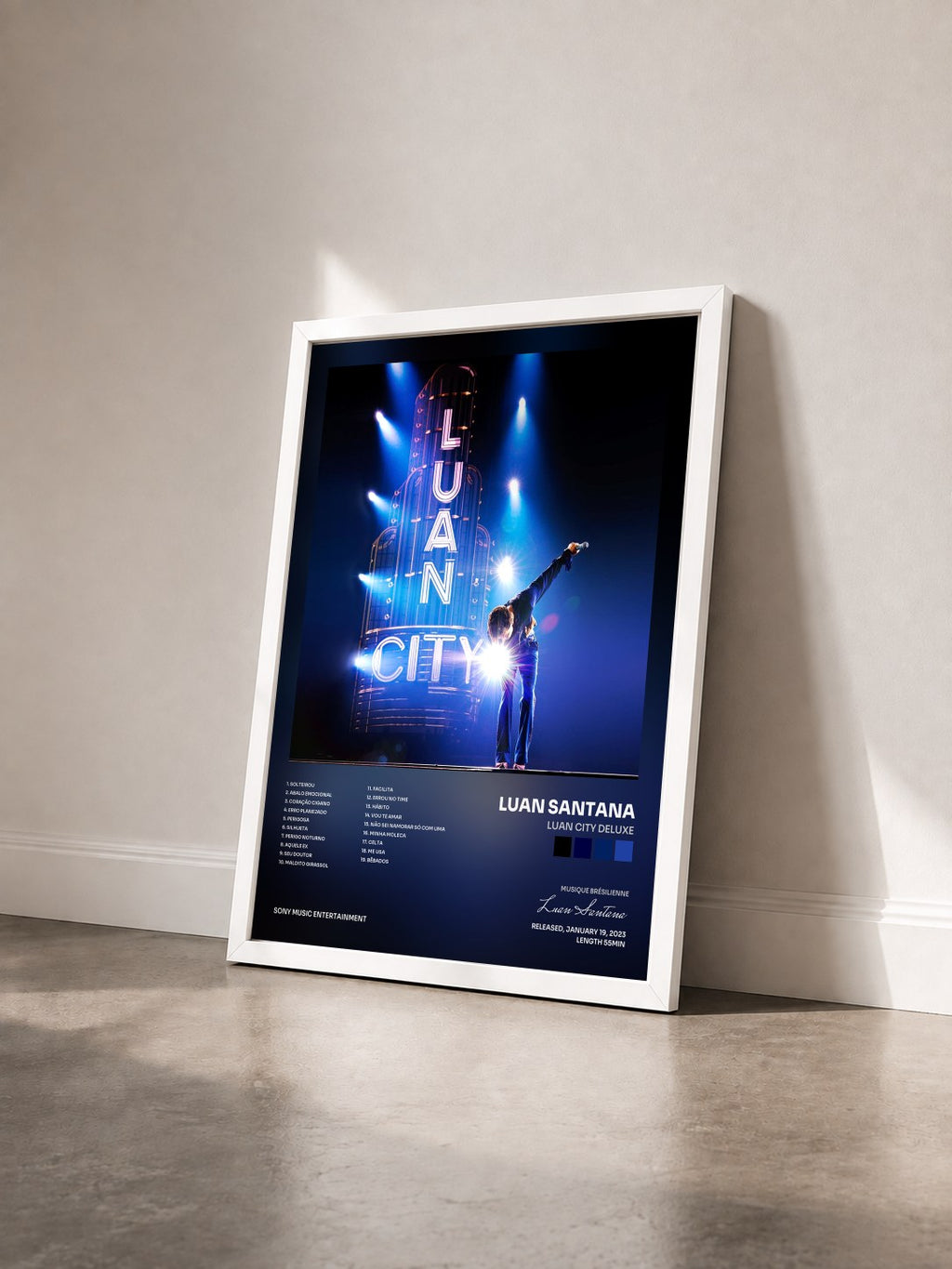 #blanc Tableau de l'album LUAN CITY DELUXE de Luan Santana vu de trois quarts, cadre blanc