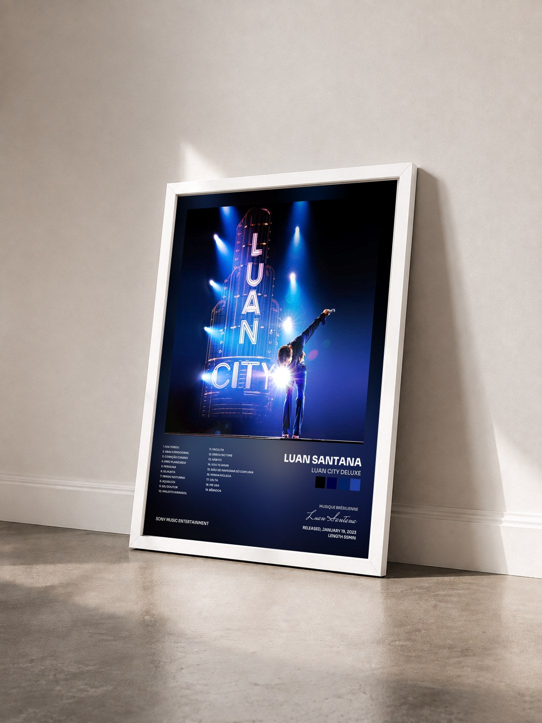 #blanc Tableau de l'album LUAN CITY DELUXE de Luan Santana vu de trois quarts, cadre blanc
