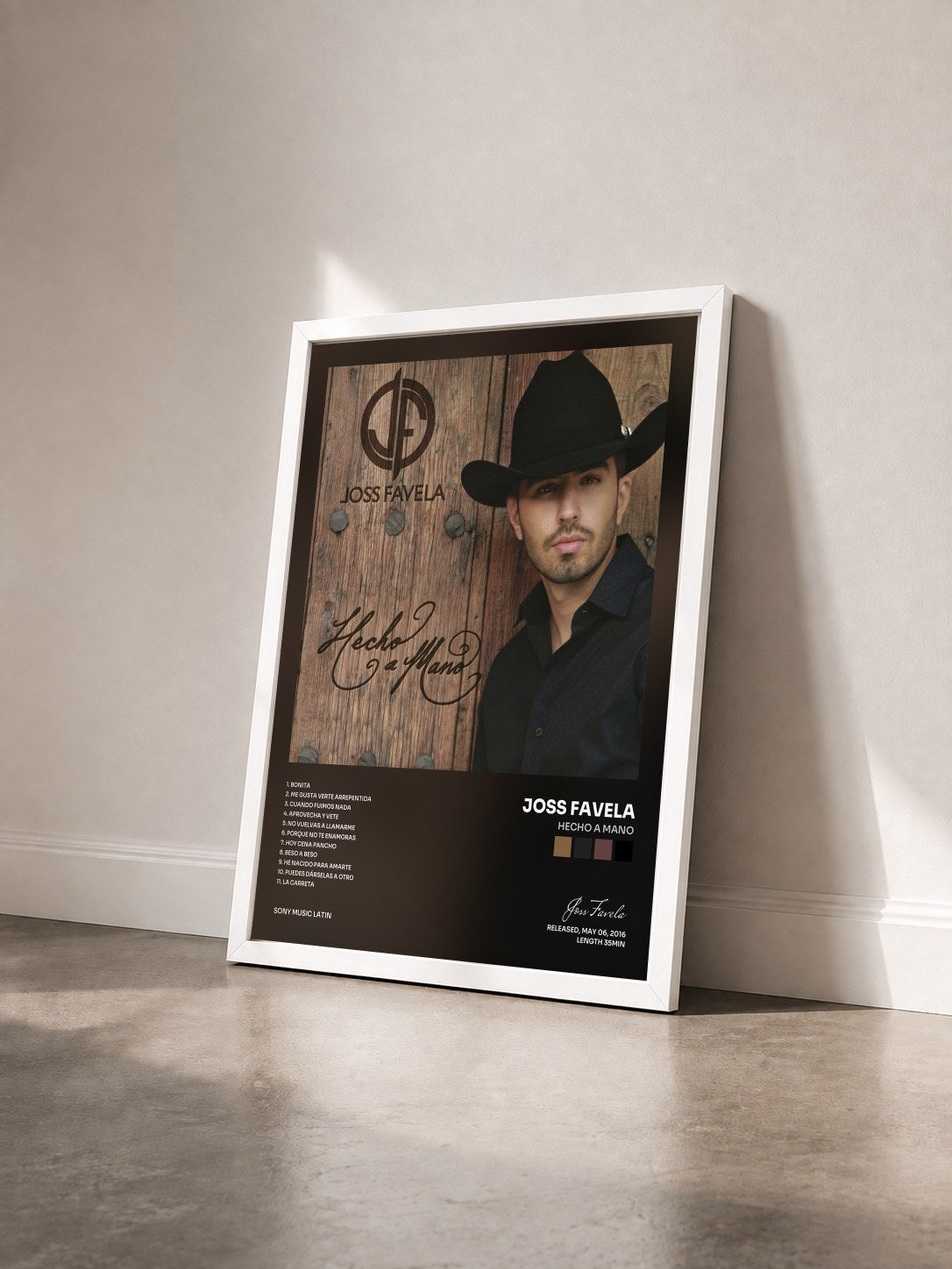 #blanc Tableau de l'album Hecho a Mano de Joss Favela vu de trois quarts, cadre blanc