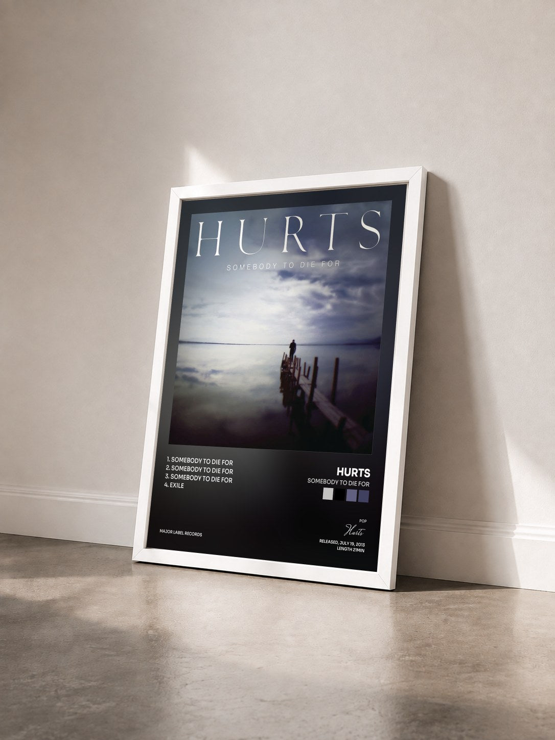 #blanc Tableau de l'album Somebody to Die For de Hurts vu de trois quarts, cadre blanc