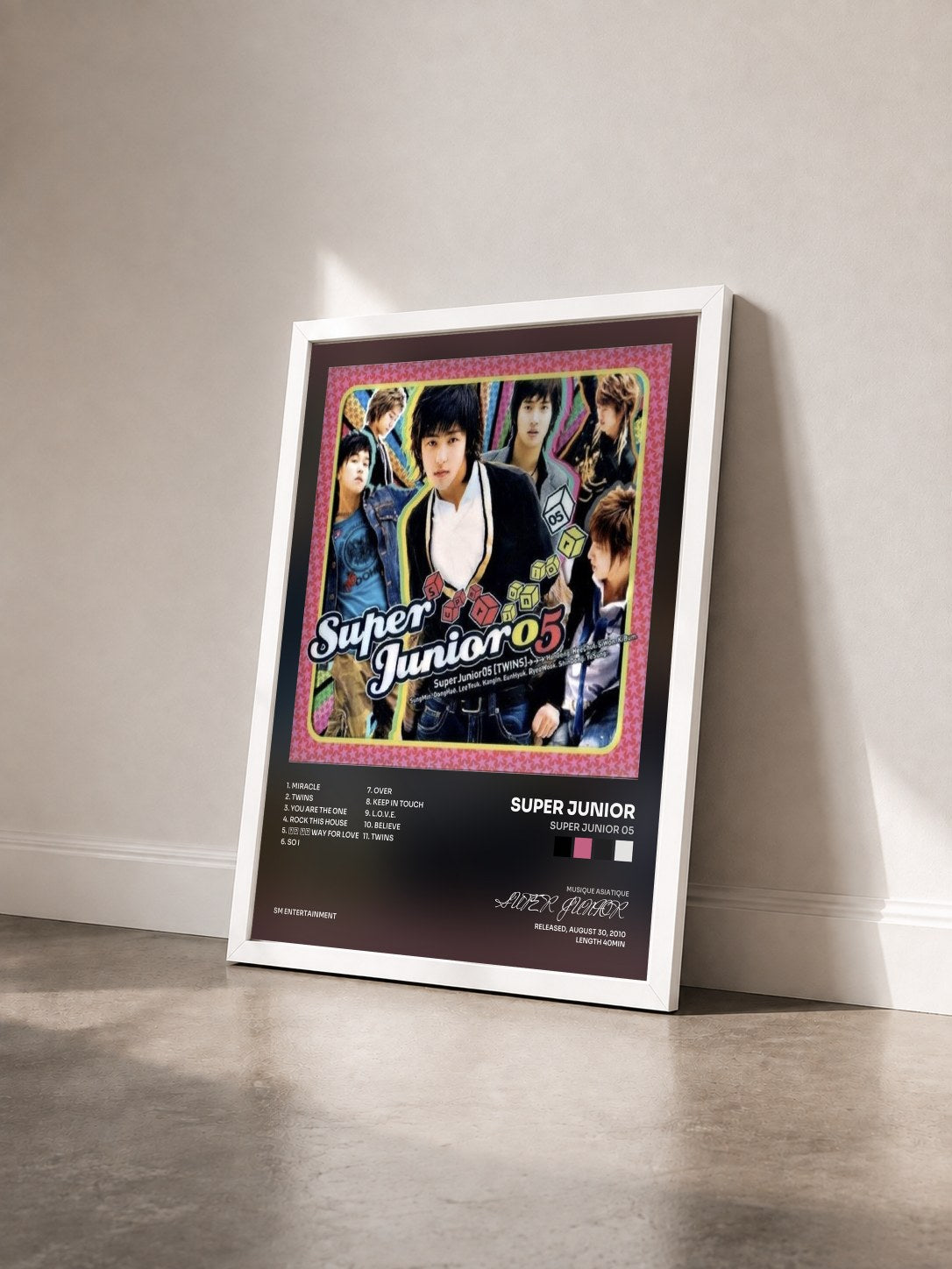 #blanc Tableau de l'album Super Junior 05 de SUPER JUNIOR vu de trois quarts, cadre blanc