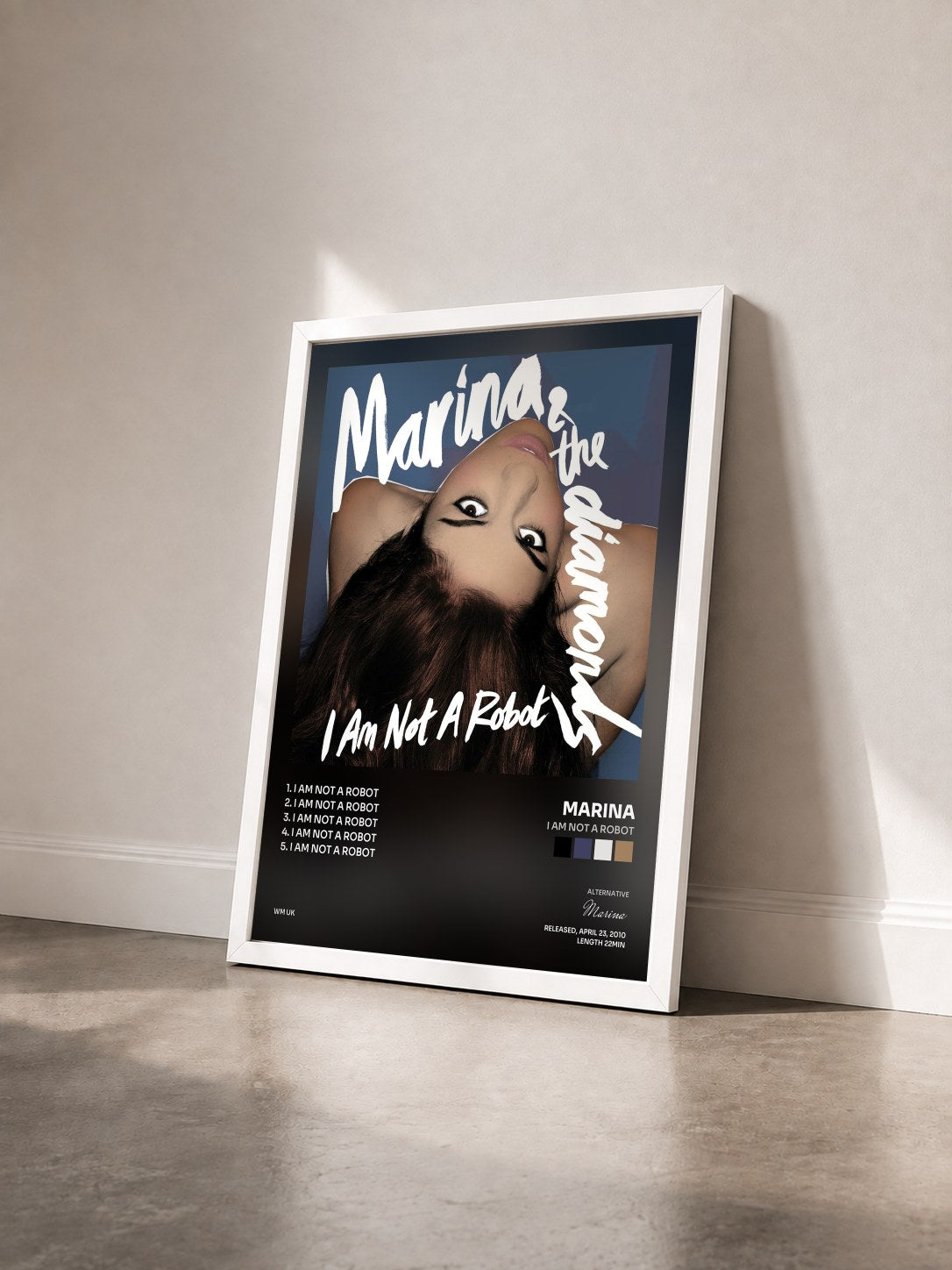 #blanc Tableau de l'album I Am Not a Robot de Marina vu de trois quarts, cadre blanc