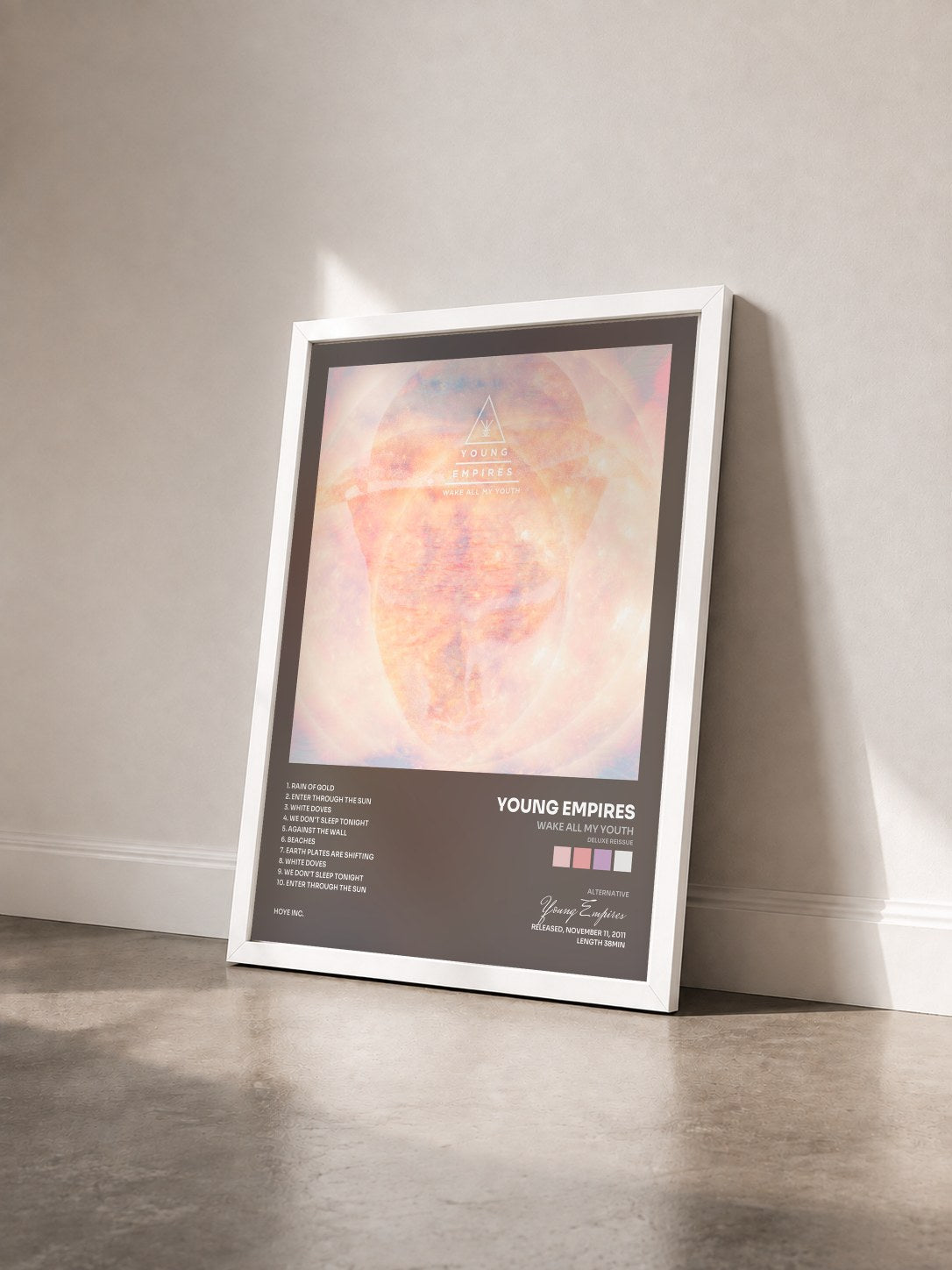 #blanc Tableau de l'album Wake All My Youth (Deluxe Reissue) de Young Empires vu de trois quarts, cadre blanc