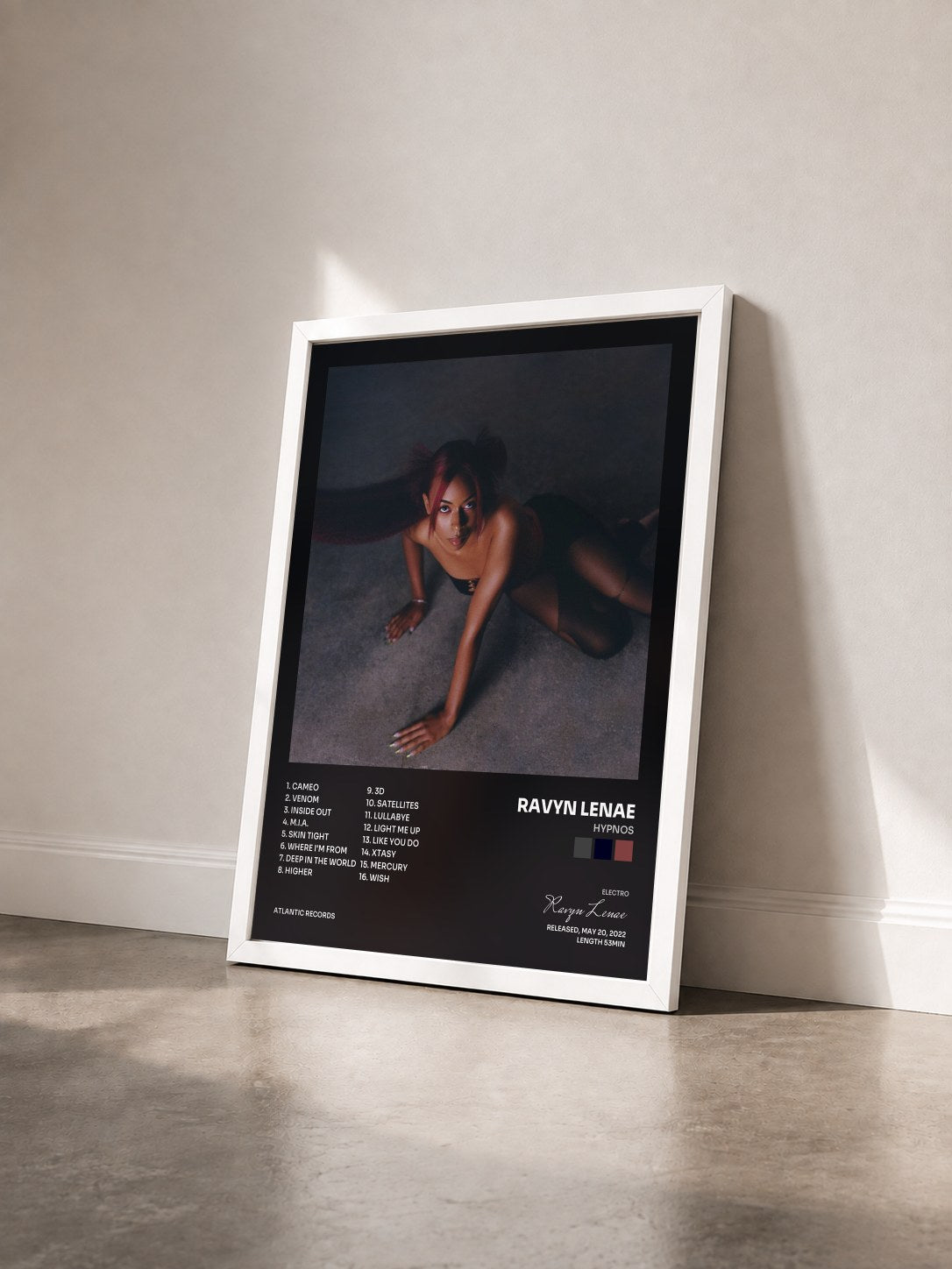 #blanc Tableau de l'album HYPNOS de Ravyn Lenae vu de trois quarts, cadre blanc