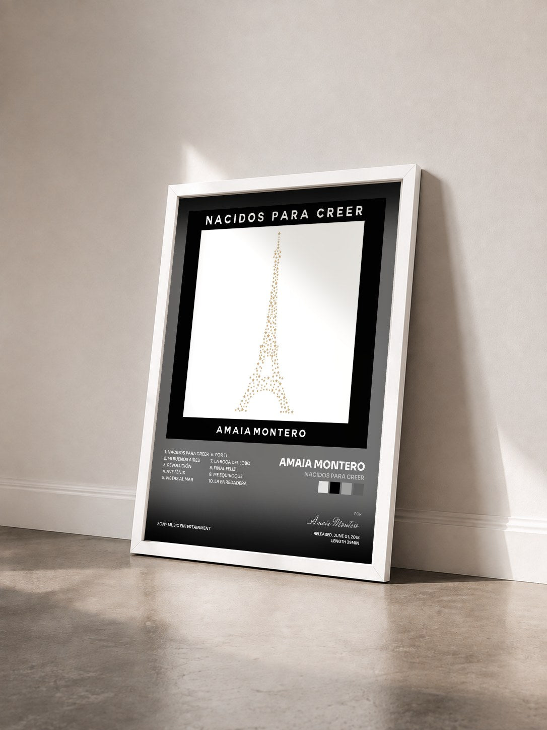 #blanc Tableau de l'album Nacidos para Creer de Amaia Montero vu de trois quarts, cadre blanc