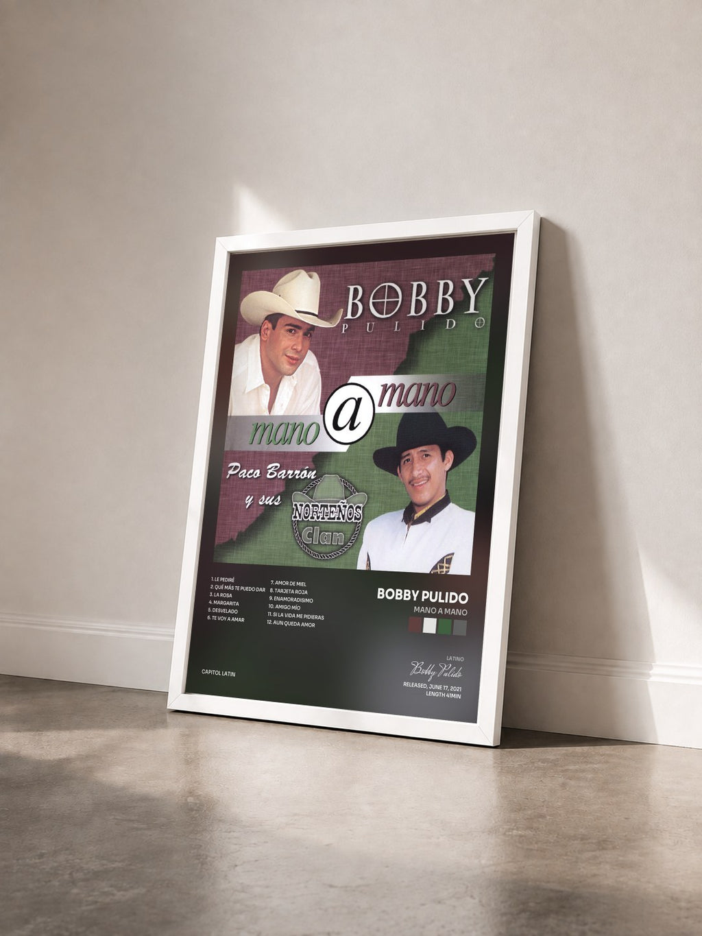 #blanc Tableau de l'album Mano A Mano de Bobby Pulido vu de trois quarts, cadre blanc