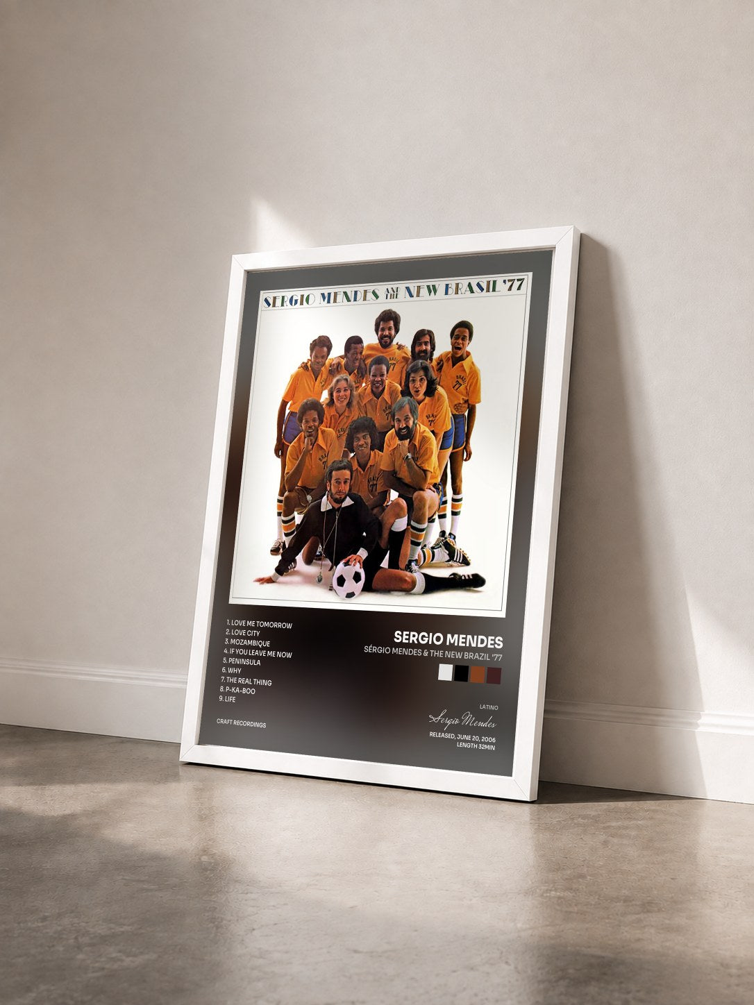 #blanc Tableau de l'album Sérgio Mendes & The New Brazil '77 de Sergio Mendes vu de trois quarts, cadre blanc