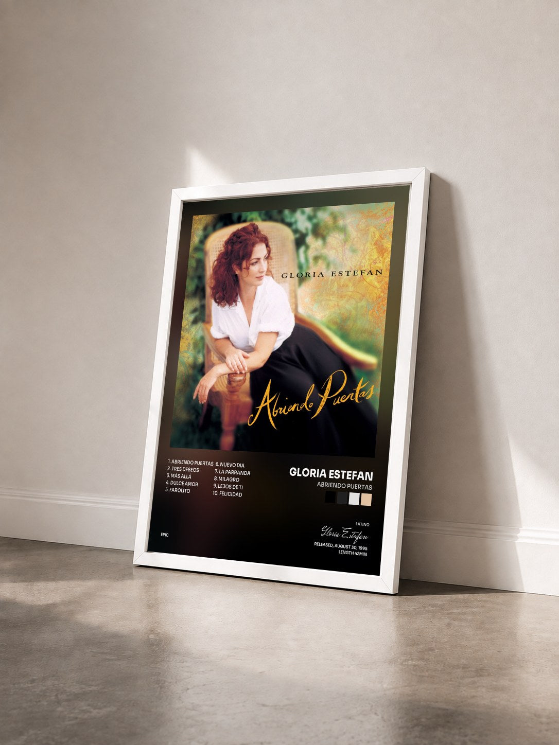 #blanc Tableau de l'album Abriendo Puertas de Gloria Estefan vu de trois quarts, cadre blanc