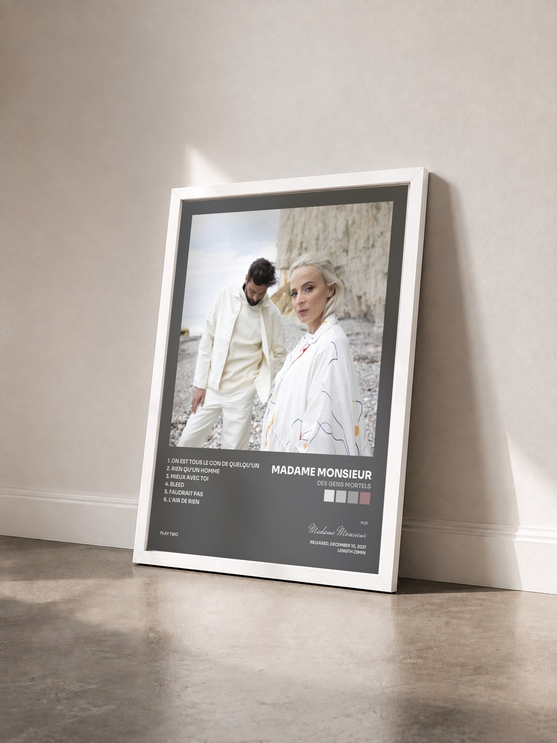 #blanc Tableau de l'album Des gens mortels de Madame Monsieur vu de trois quarts, cadre blanc