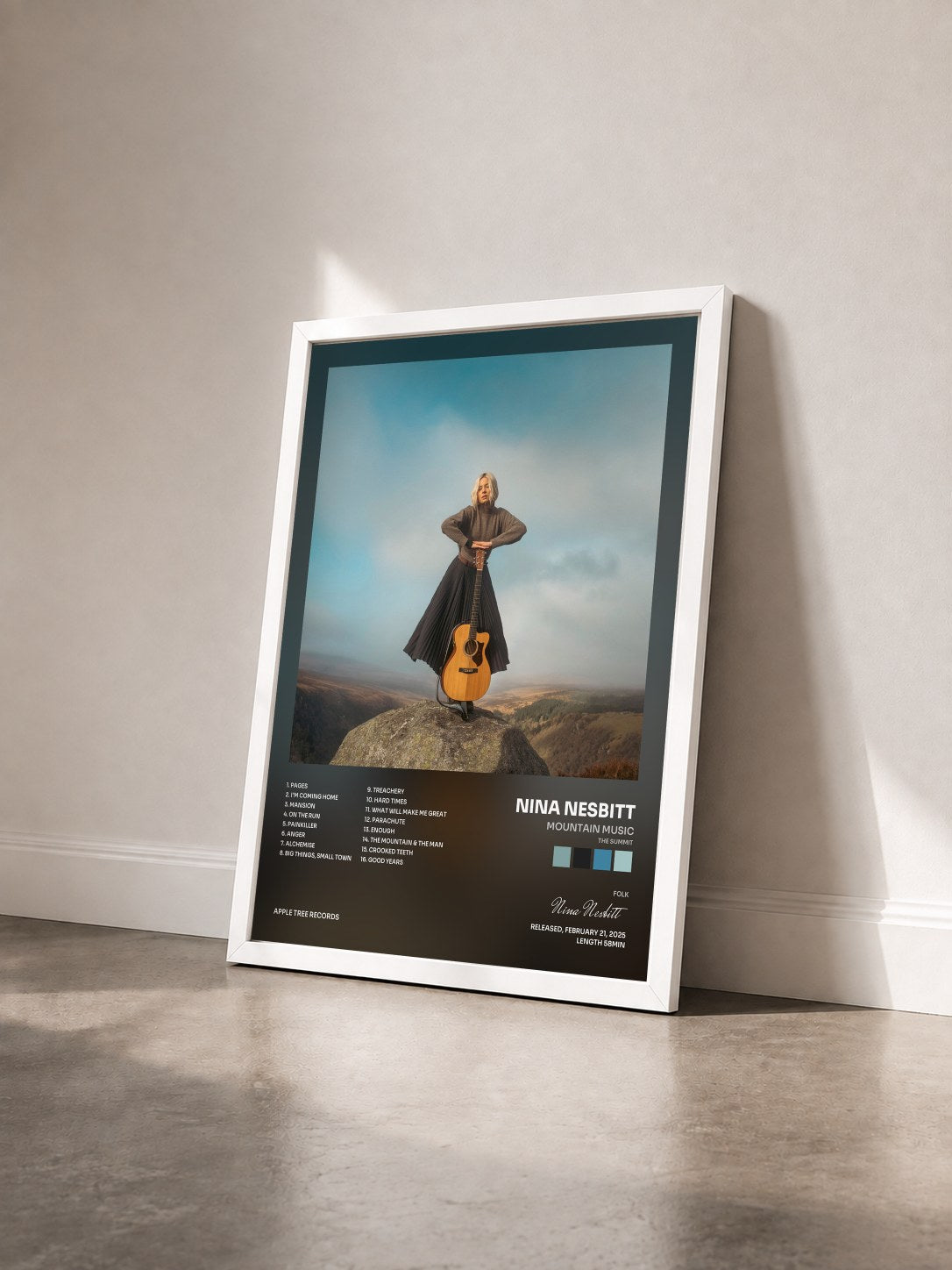 #blanc Tableau de l'album Mountain Music (The Summit) de Nina Nesbitt vu de trois quarts, cadre blanc