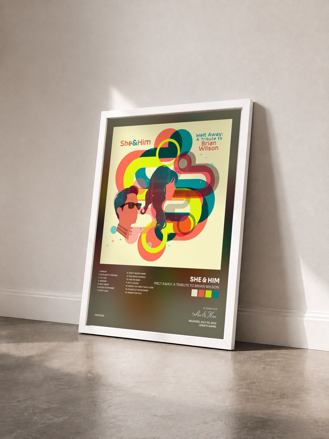 #blanc Tableau de l'album Melt Away: A Tribute To Brian Wilson de She & Him vu de trois quarts, cadre blanc