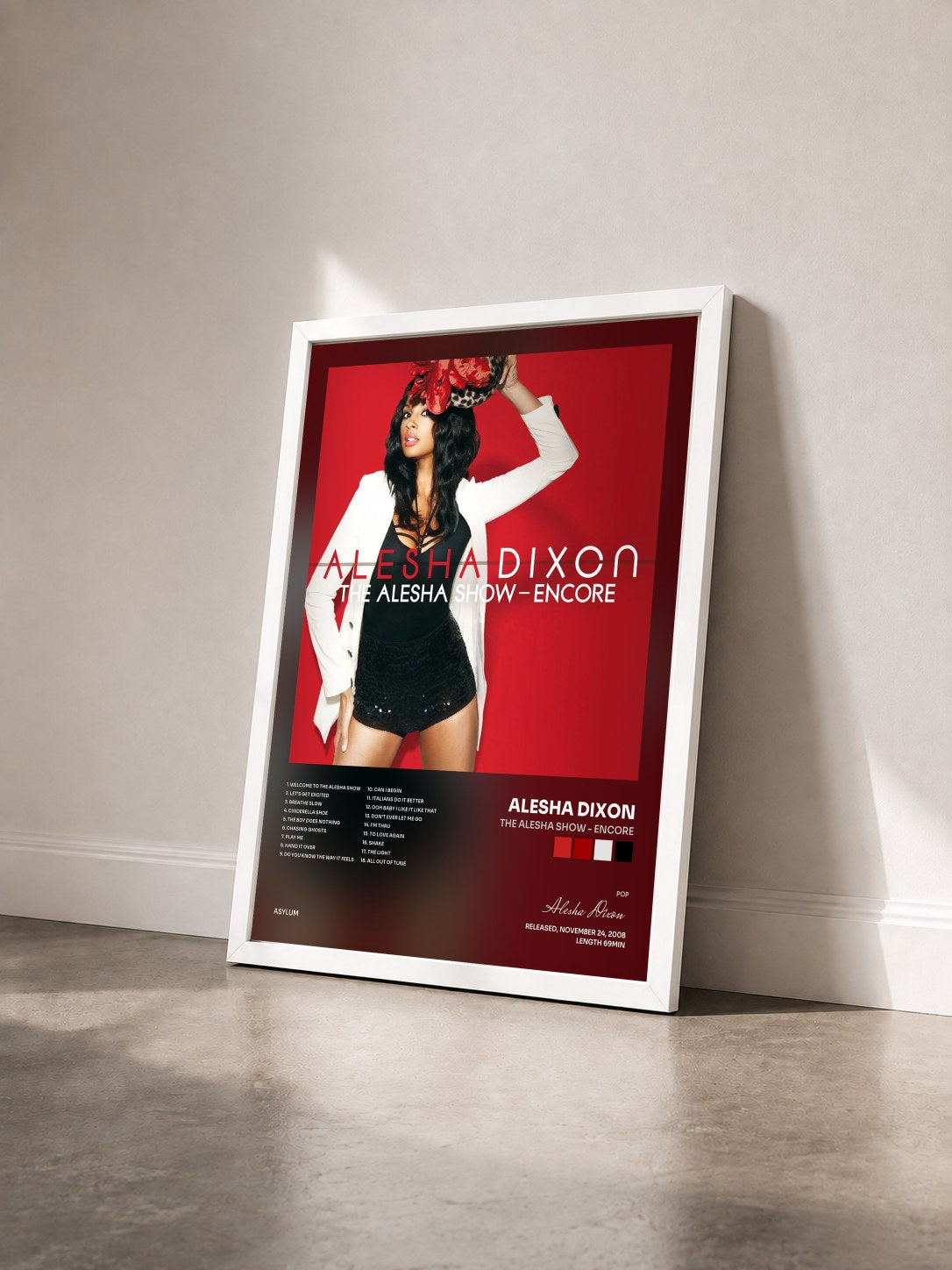 #blanc Tableau de l'album The Alesha Show - Encore de Alesha Dixon vu de trois quarts, cadre blanc