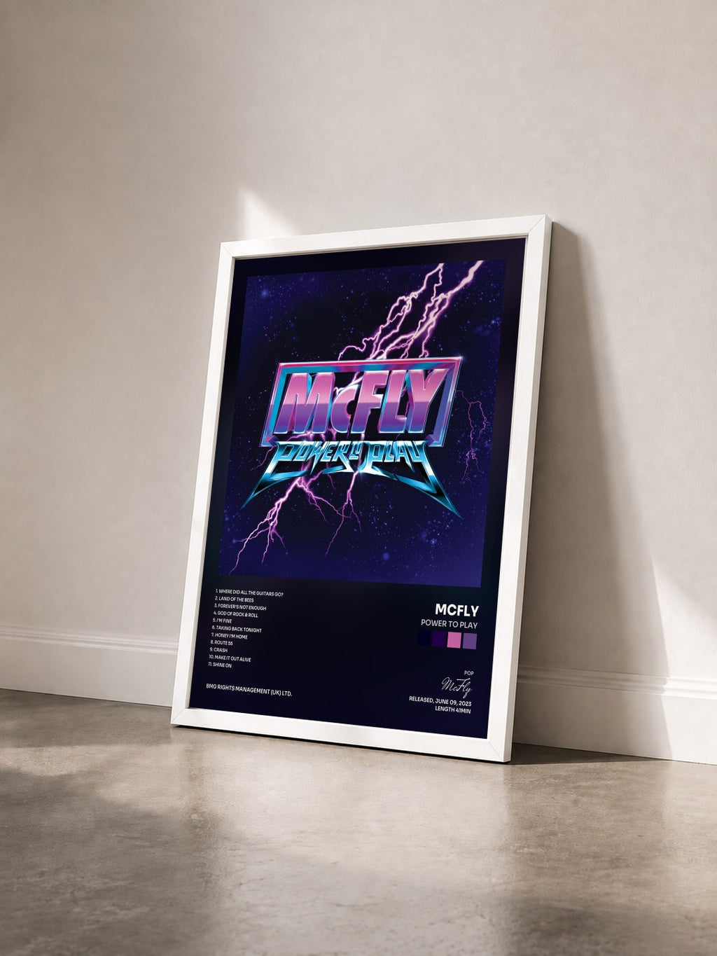 #blanc Tableau de l'album Power to Play de McFly vu de trois quarts, cadre blanc