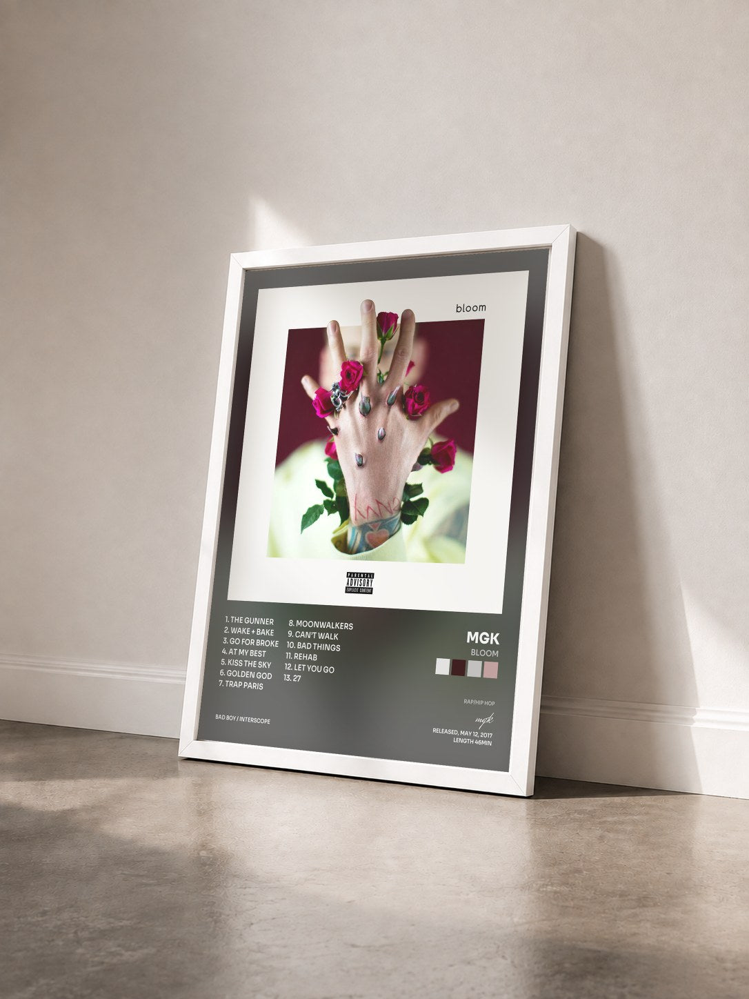 #blanc Tableau de l'album bloom de mgk vu de trois quarts, cadre blanc