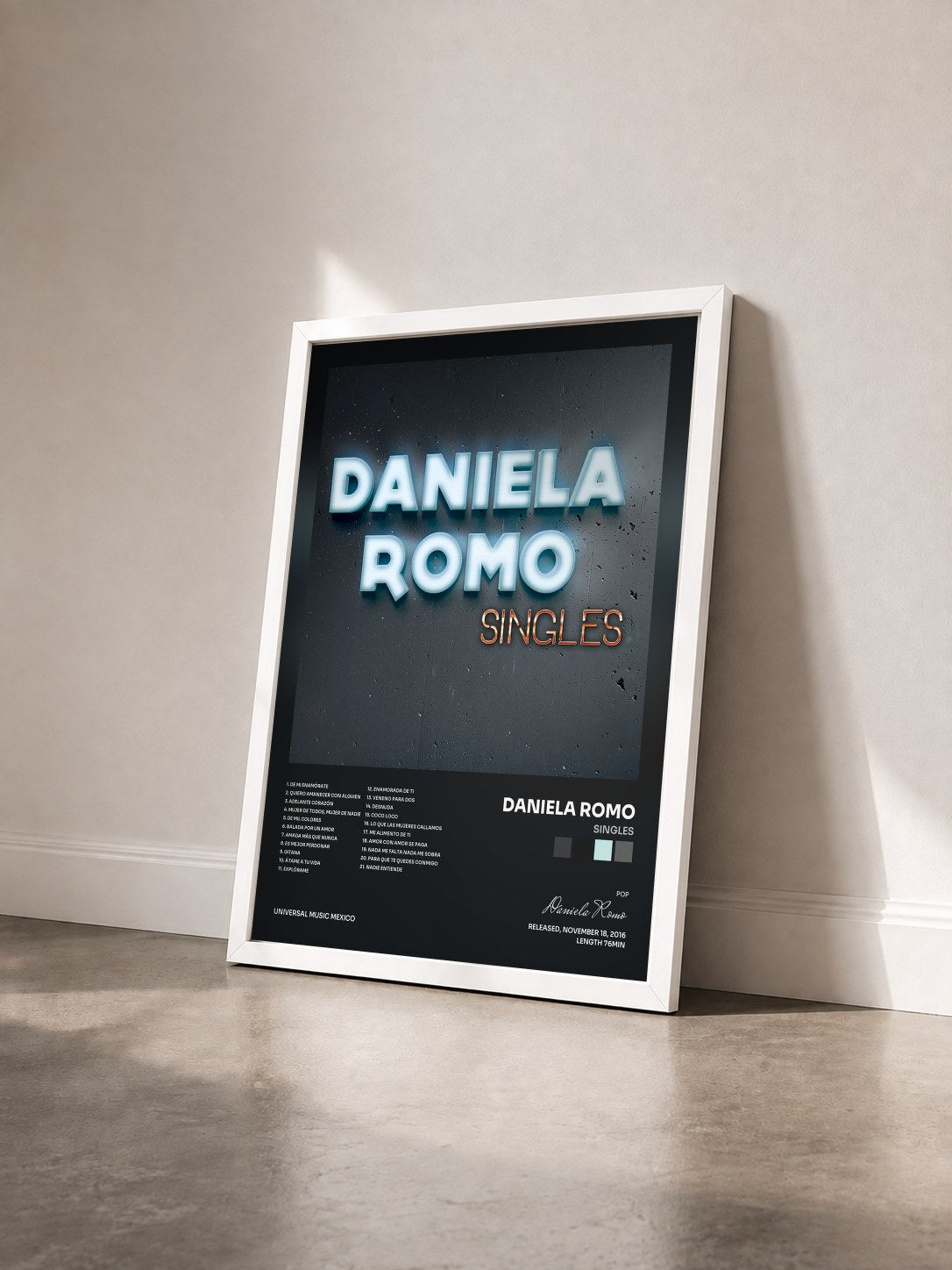#blanc Tableau de l'album Singles de Daniela Romo vu de trois quarts, cadre blanc