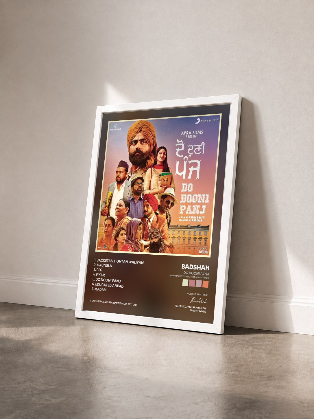 #blanc Tableau de l'album Do Dooni Panj (Original Motion Picture Soundtrack) de Badshah vu de trois quarts, cadre blanc