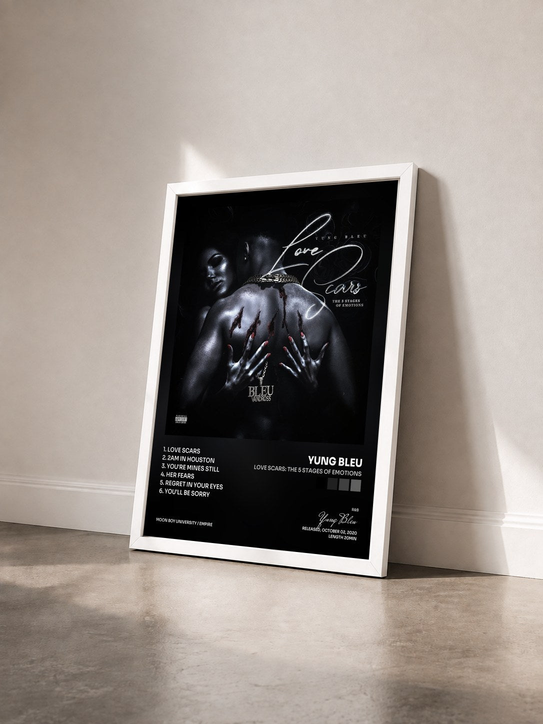 #blanc Tableau de l'album Love Scars: The 5 Stages Of Emotions de Yung Bleu vu de trois quarts, cadre blanc