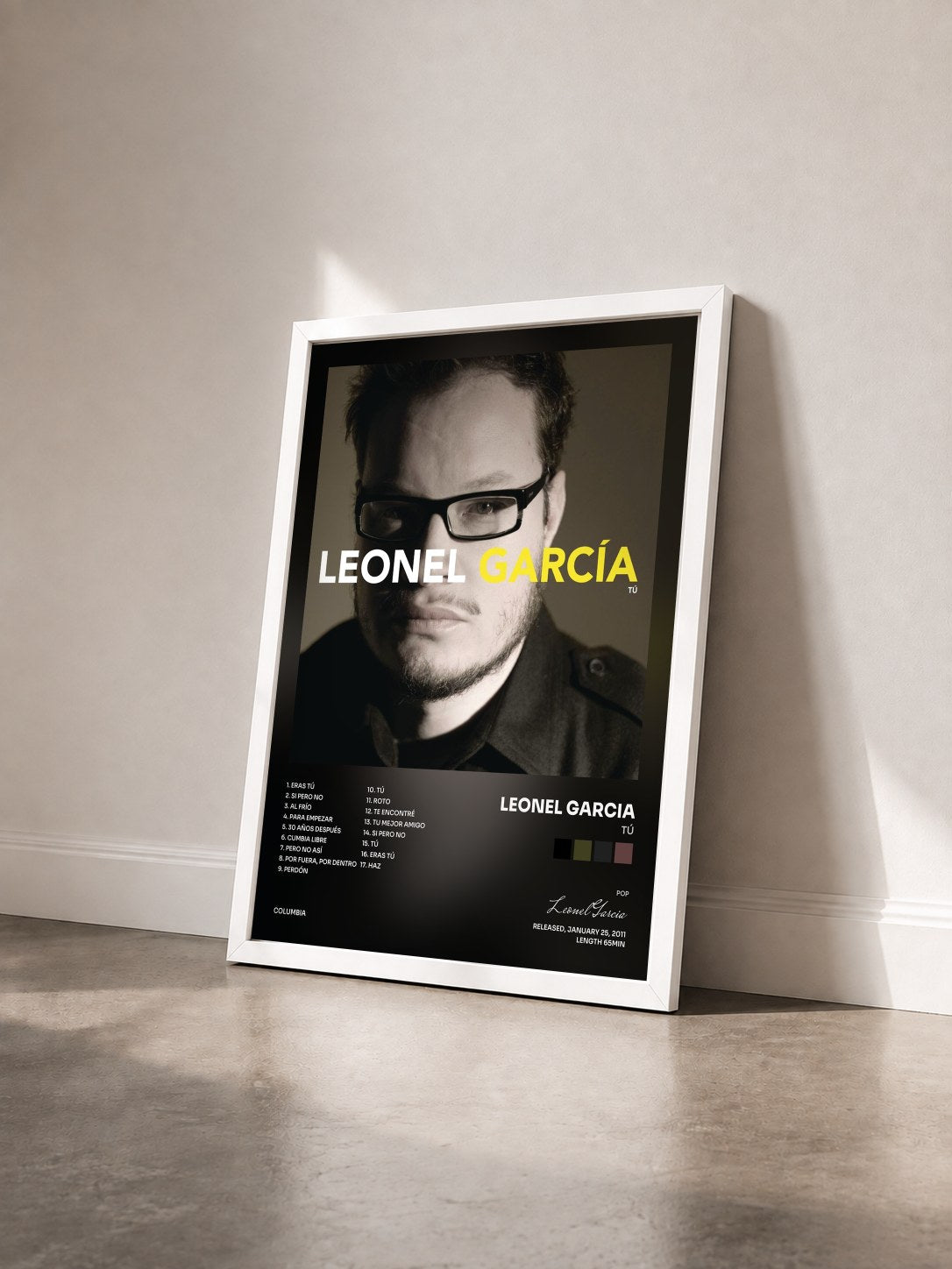 #blanc Tableau de l'album Tú de Leonel Garcia vu de trois quarts, cadre blanc