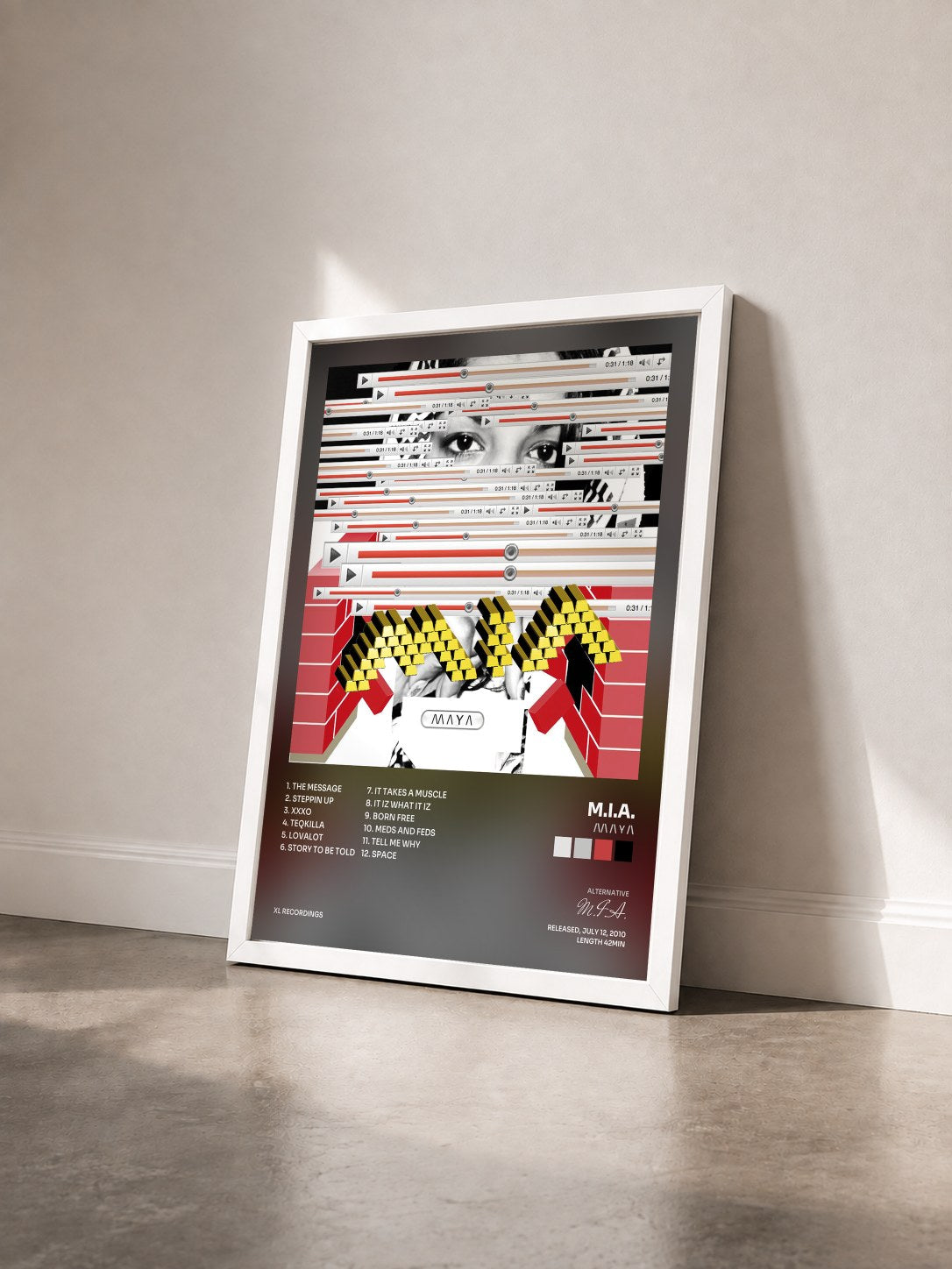 #blanc Tableau de l'album /\/\ /\ Y /\ de M.I.A. vu de trois quarts, cadre blanc
