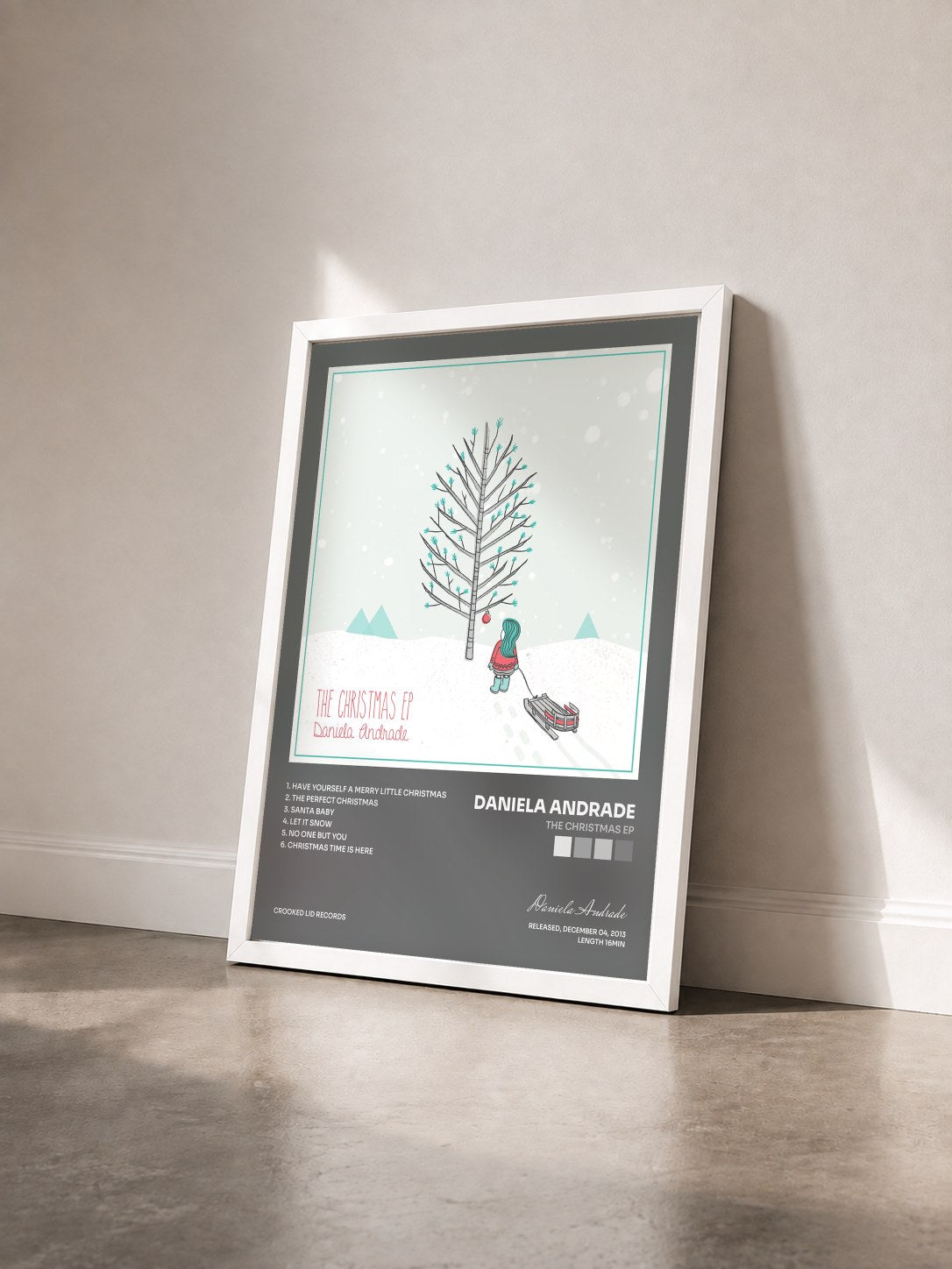 #blanc Tableau de l'album The Christmas EP de Daniela Andrade vu de trois quarts, cadre blanc