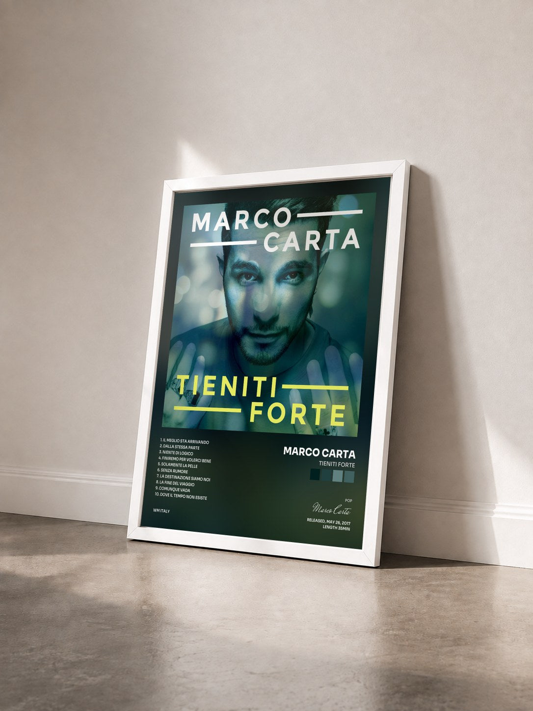#blanc Tableau de l'album Tieniti forte de Marco Carta vu de trois quarts, cadre blanc