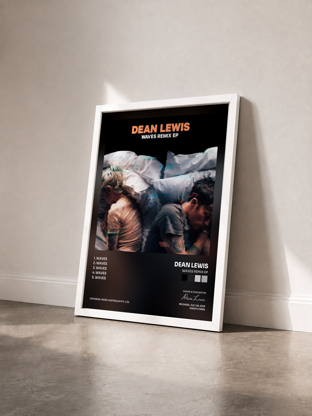 #blanc Tableau de l'album Waves Remix EP de Dean Lewis vu de trois quarts, cadre blanc