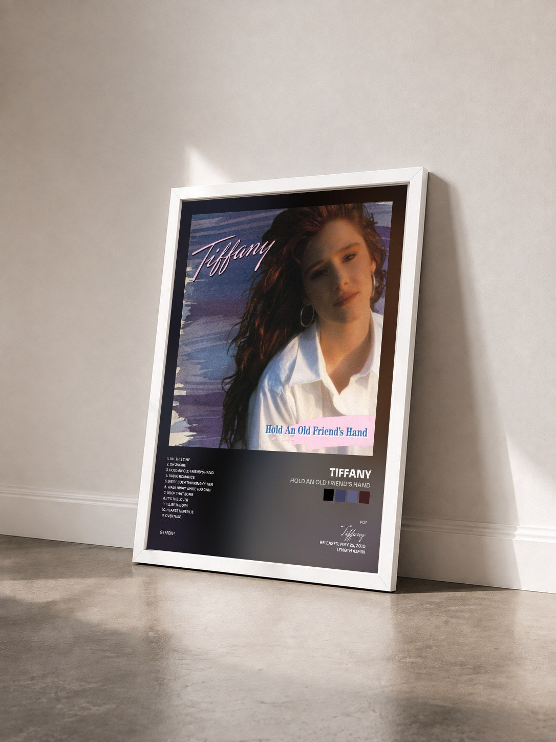 #blanc Tableau de l'album Hold An Old Friend's Hand de Tiffany vu de trois quarts, cadre blanc