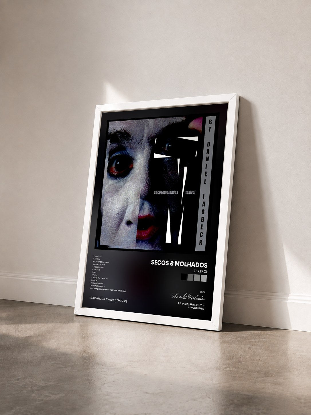 #blanc Tableau de l'album Teatro! de Secos & Molhados vu de trois quarts, cadre blanc