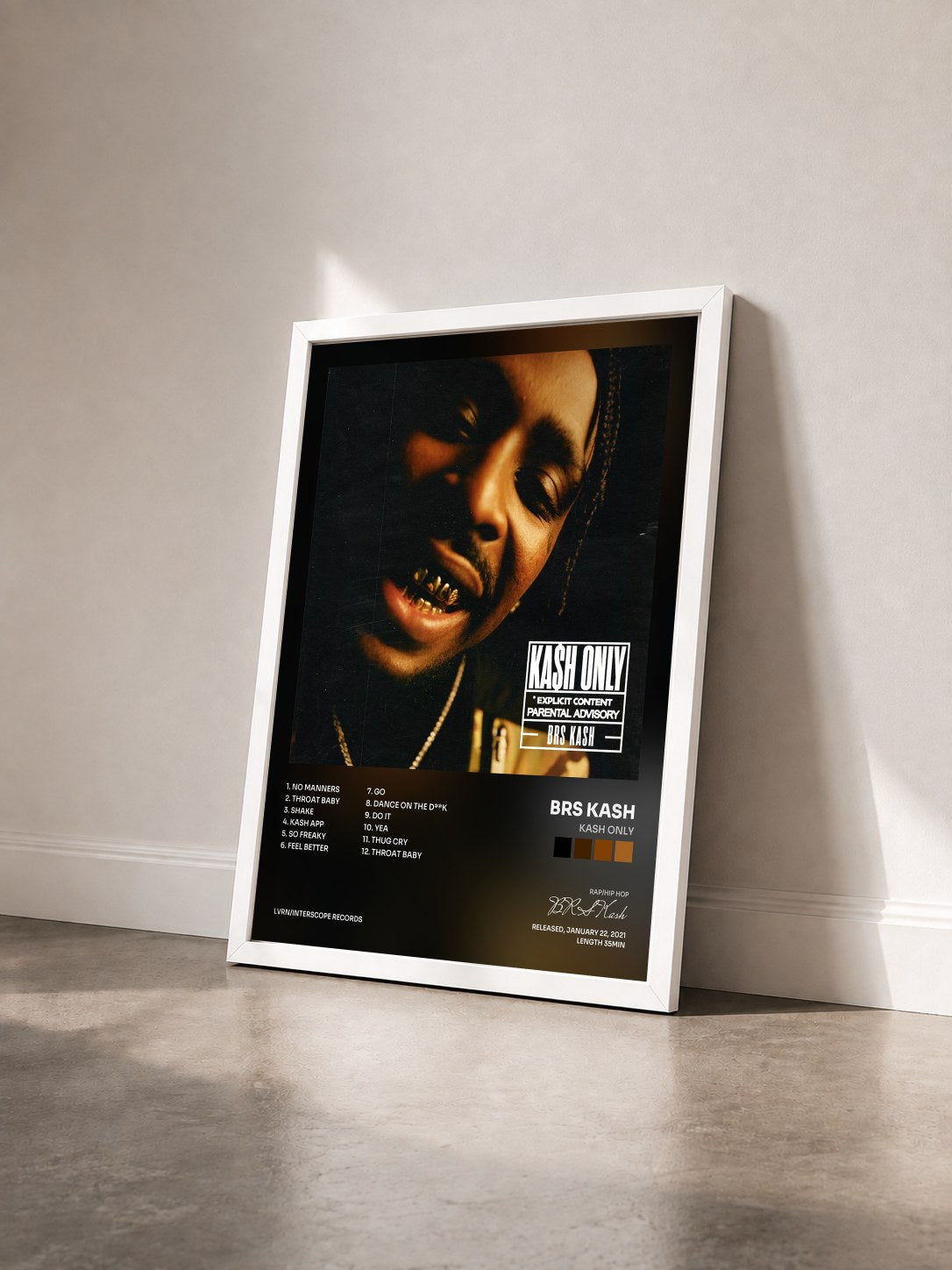 #blanc Tableau de l'album Kash Only de BRS Kash vu de trois quarts, cadre blanc