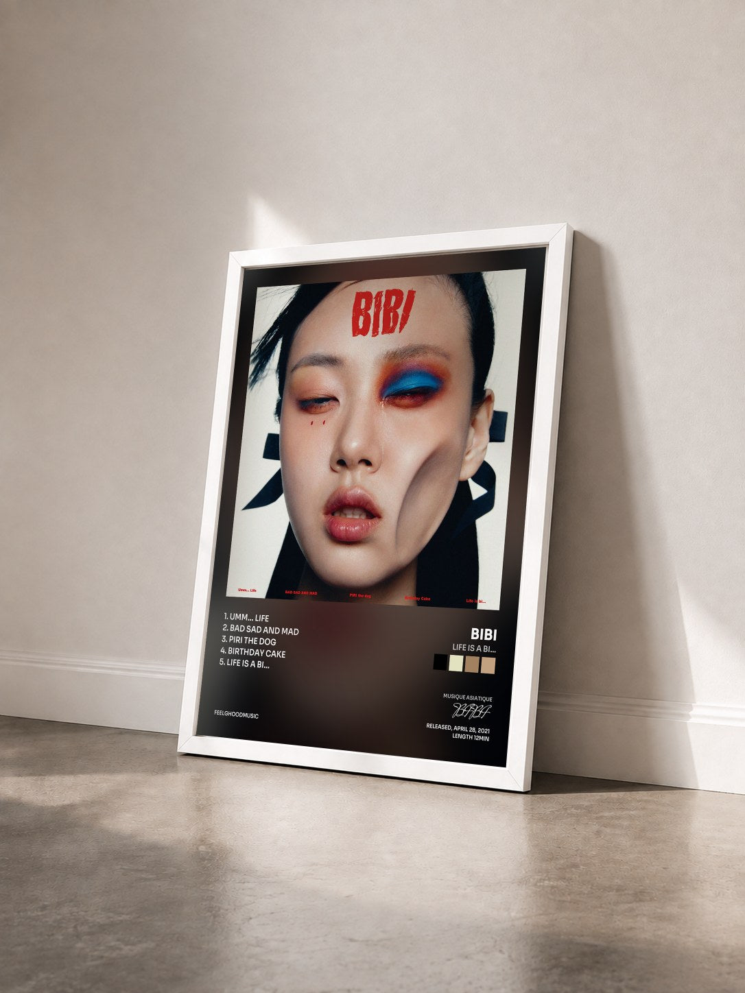#blanc Tableau de l'album Life is a Bi… de BIBI vu de trois quarts, cadre blanc