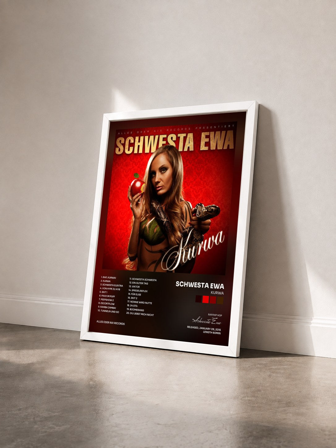 #blanc Tableau de l'album Kurwa de Schwesta Ewa vu de trois quarts, cadre blanc