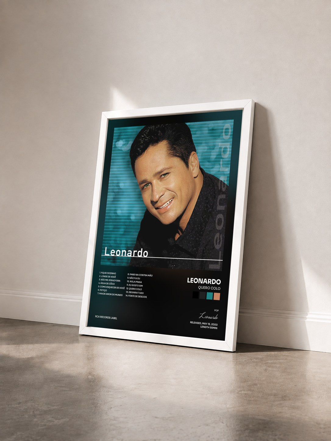#blanc Tableau de l'album Quero Colo de Leonardo vu de trois quarts, cadre blanc