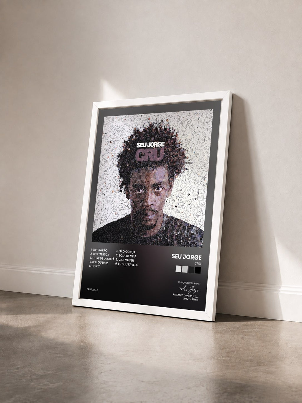 #blanc Tableau de l'album Cru de Seu Jorge vu de trois quarts, cadre blanc