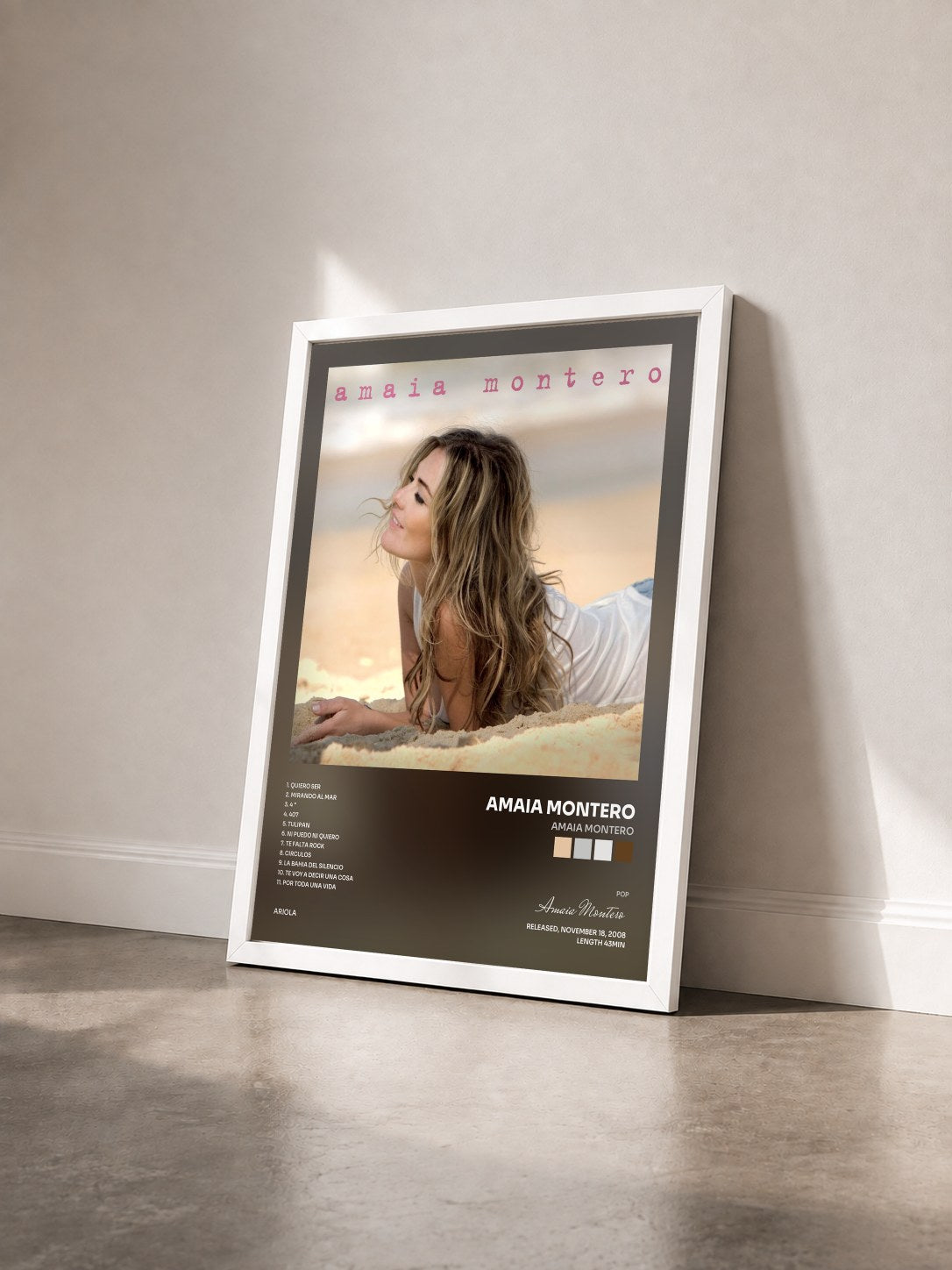 #blanc Tableau de l'album Amaia Montero de Amaia Montero vu de trois quarts, cadre blanc