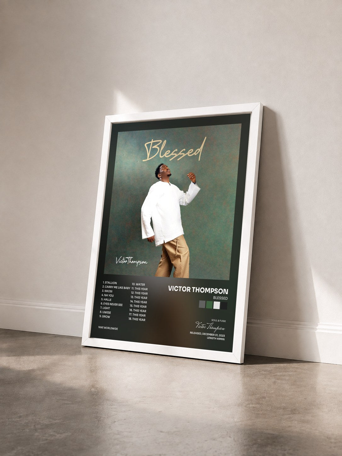 #blanc Tableau de l'album Blessed de Victor Thompson vu de trois quarts, cadre blanc