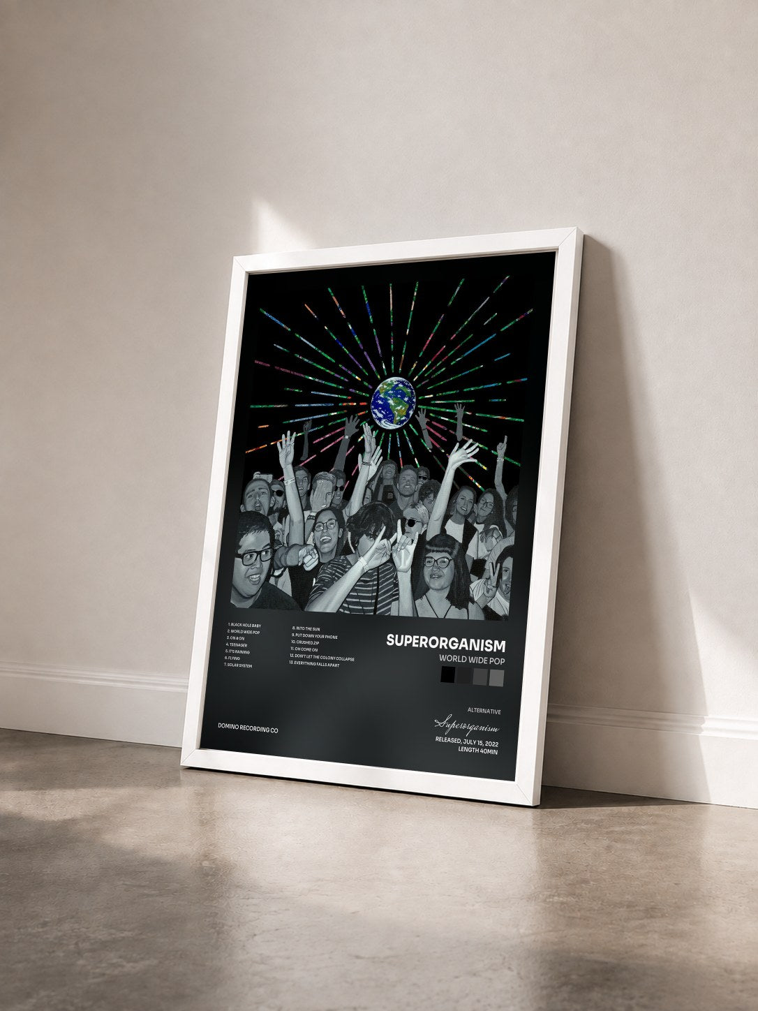 #blanc Tableau de l'album World Wide Pop de Superorganism vu de trois quarts, cadre blanc
