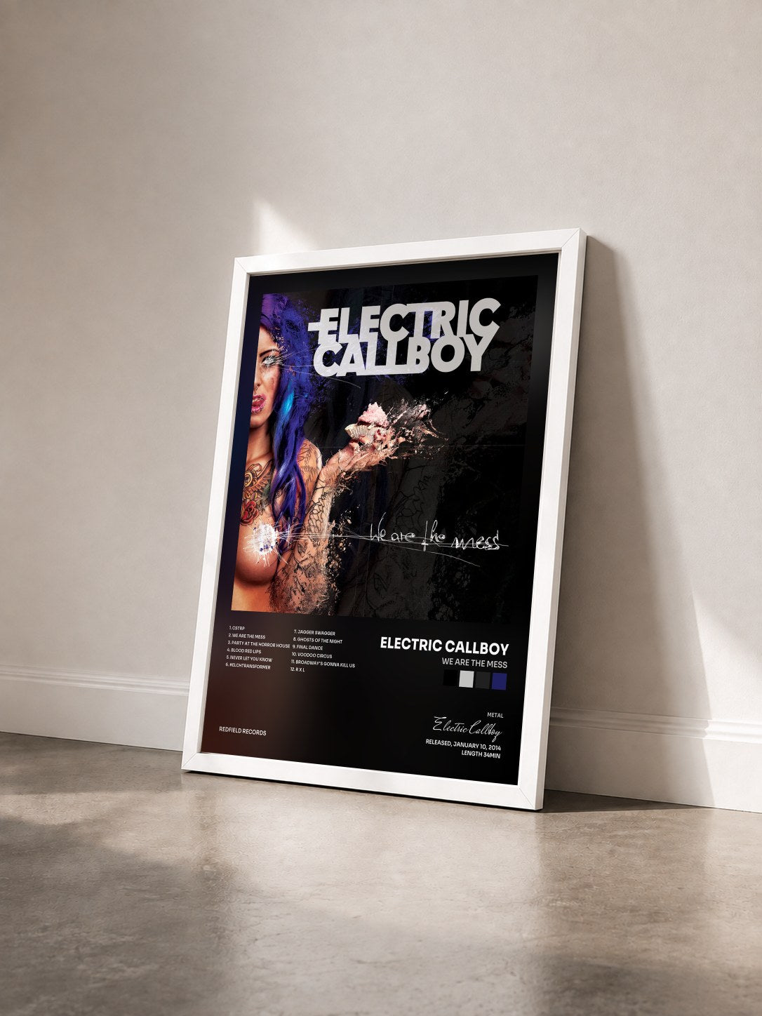 #blanc Tableau de l'album We Are the Mess de Electric Callboy vu de trois quarts, cadre blanc