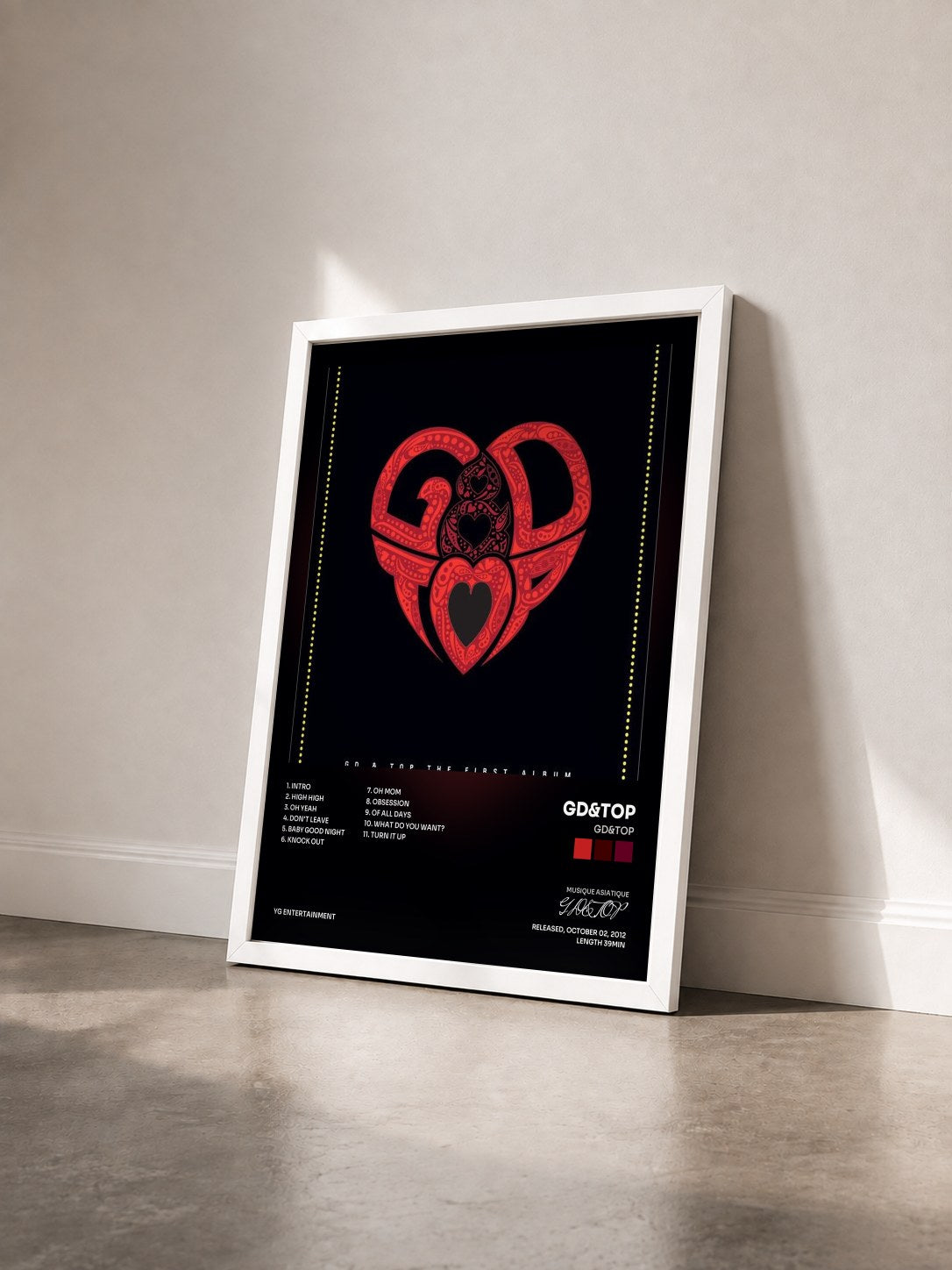 #blanc Tableau de l'album GD&TOP de GD&TOP vu de trois quarts, cadre blanc
