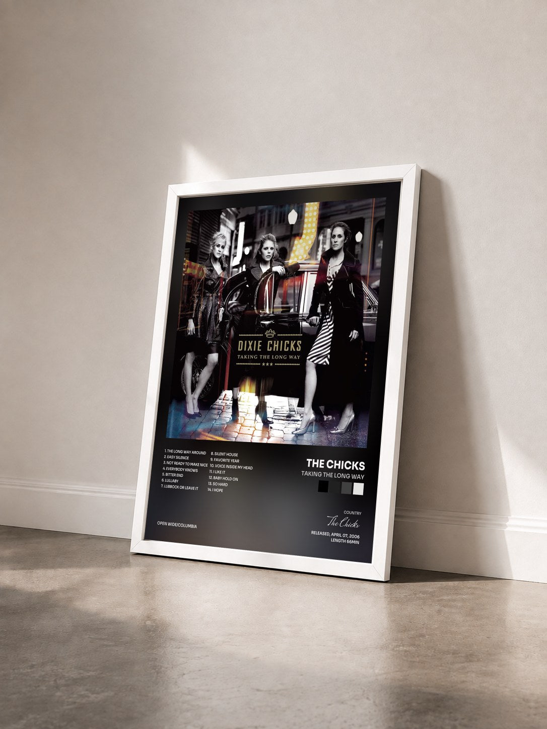 #blanc Tableau de l'album Taking The Long Way de The Chicks vu de trois quarts, cadre blanc