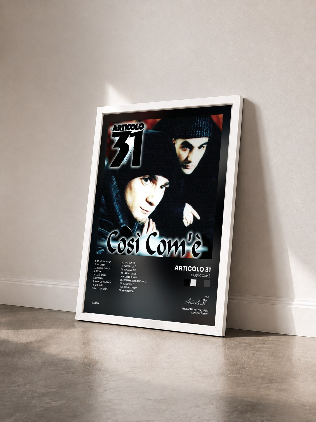 #blanc Tableau de l'album Così Com' è de Articolo 31 vu de trois quarts, cadre blanc