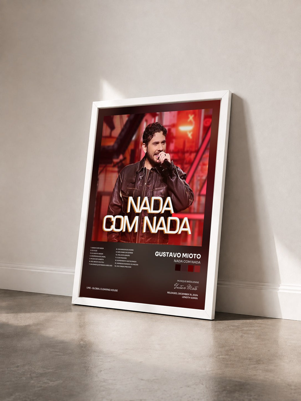 #blanc Tableau de l'album Nada com Nada de Gustavo Mioto vu de trois quarts, cadre blanc