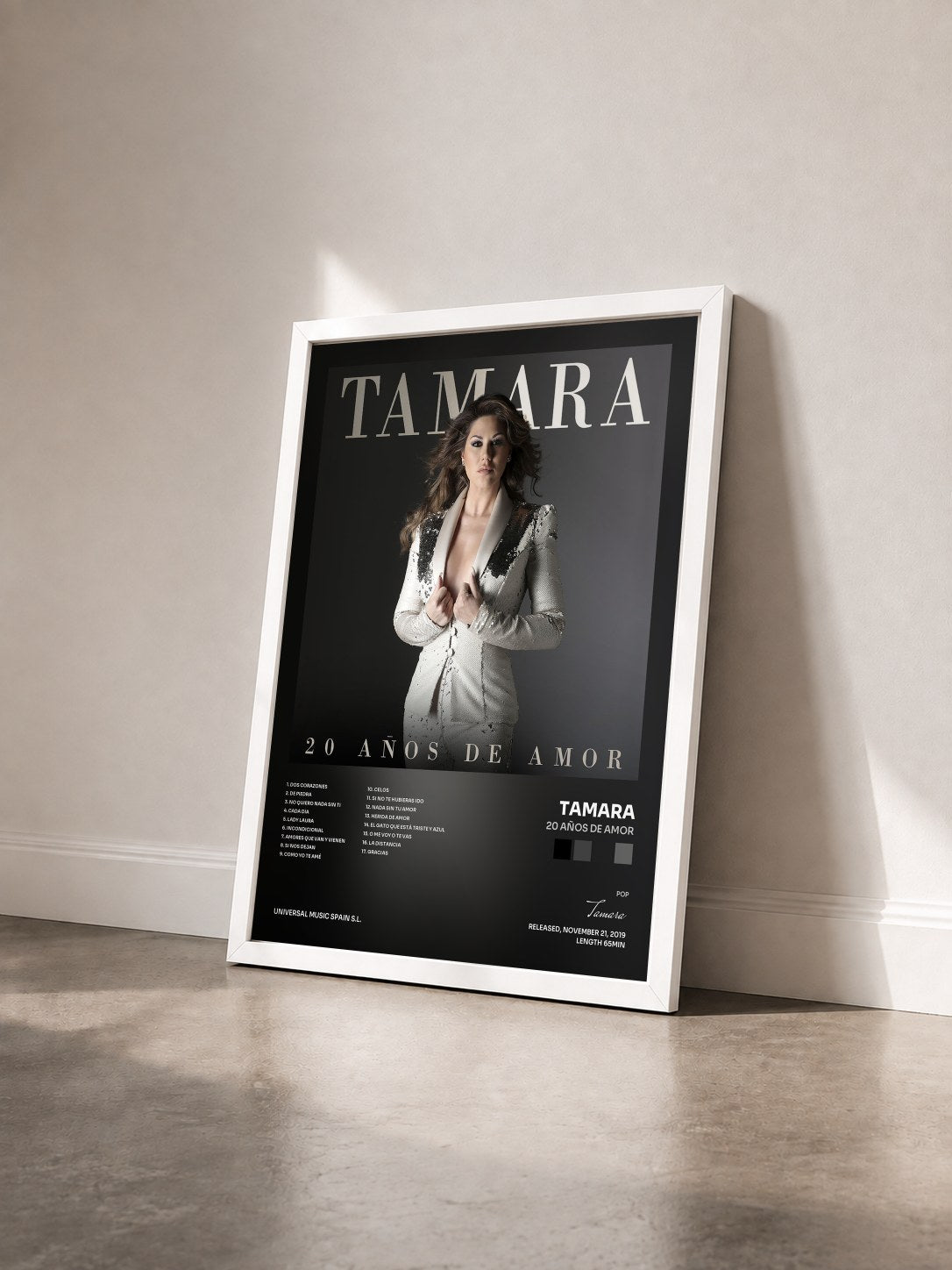 #blanc Tableau de l'album 20 Años De Amor de Tamara vu de trois quarts, cadre blanc