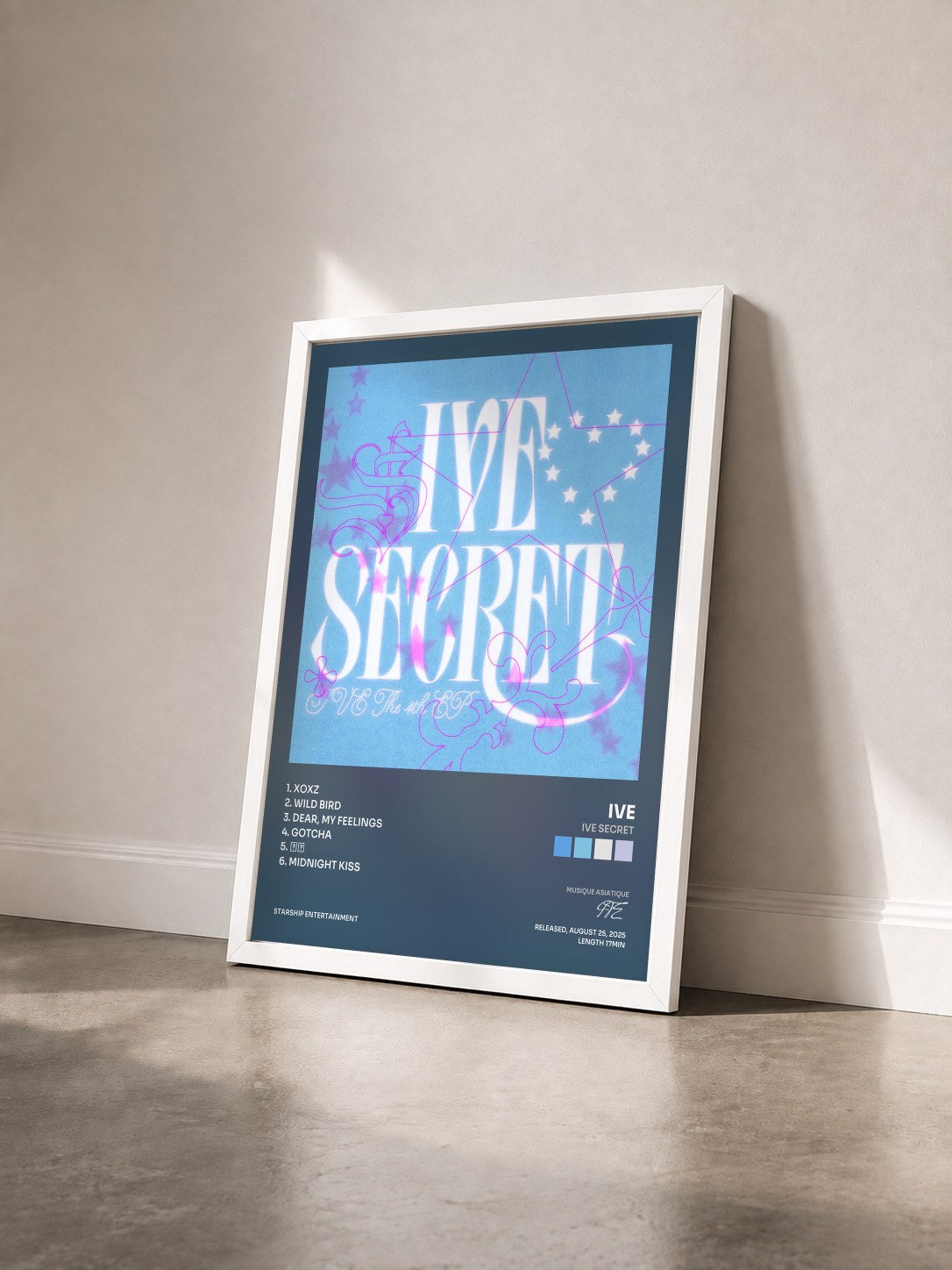 #blanc Tableau de l'album IVE SECRET de IVE vu de trois quarts, cadre blanc
