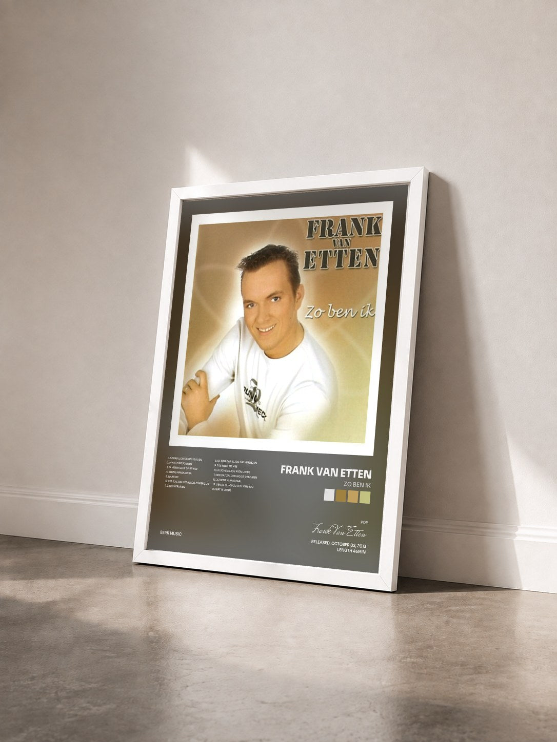#blanc Tableau de l'album Zo Ben Ik de Frank Van Etten vu de trois quarts, cadre blanc