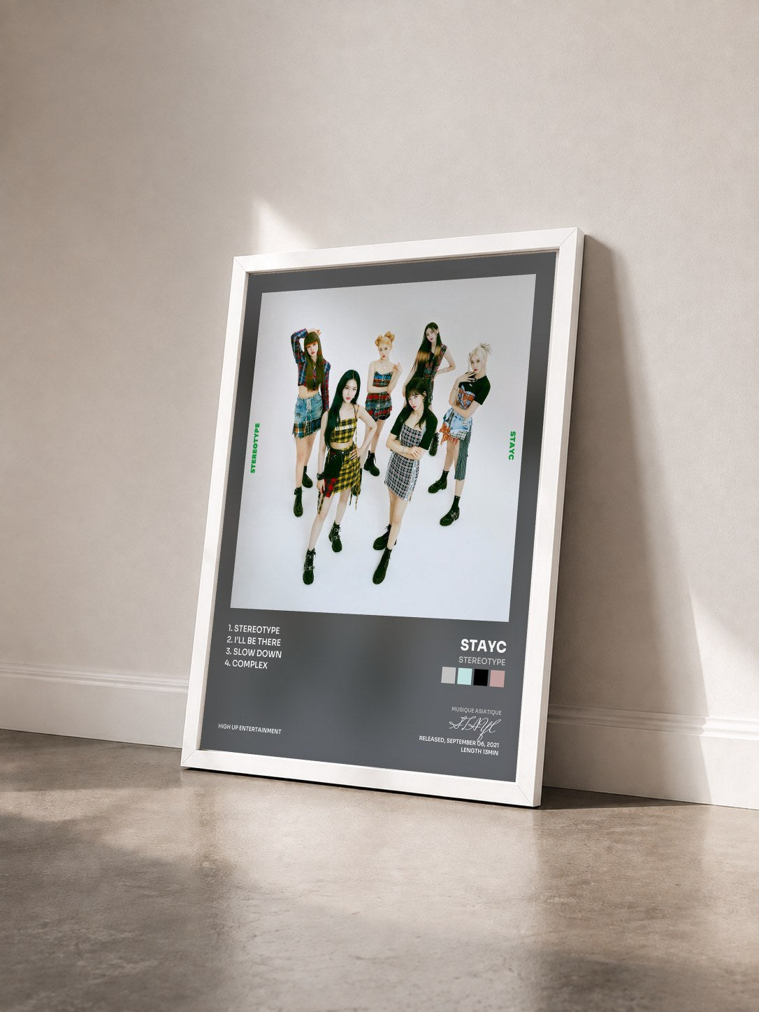 #blanc Tableau de l'album STEREOTYPE de STAYC vu de trois quarts, cadre blanc