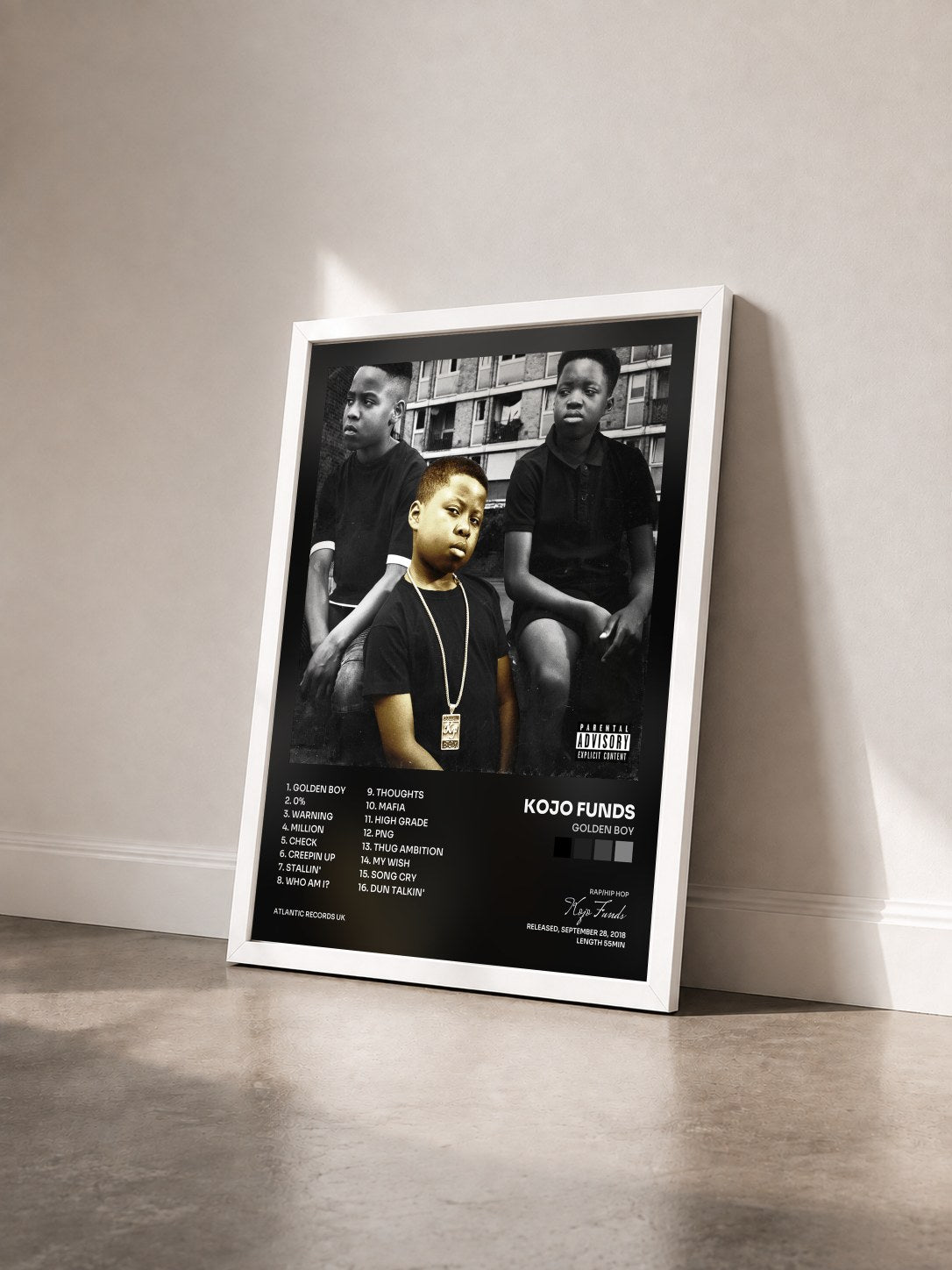 #blanc Tableau de l'album Golden Boy de Kojo Funds vu de trois quarts, cadre blanc