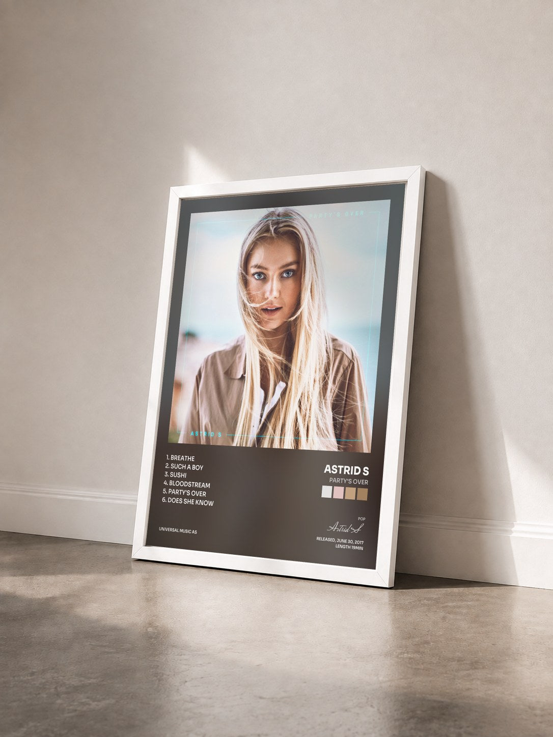 #blanc Tableau de l'album Party's Over de Astrid S vu de trois quarts, cadre blanc