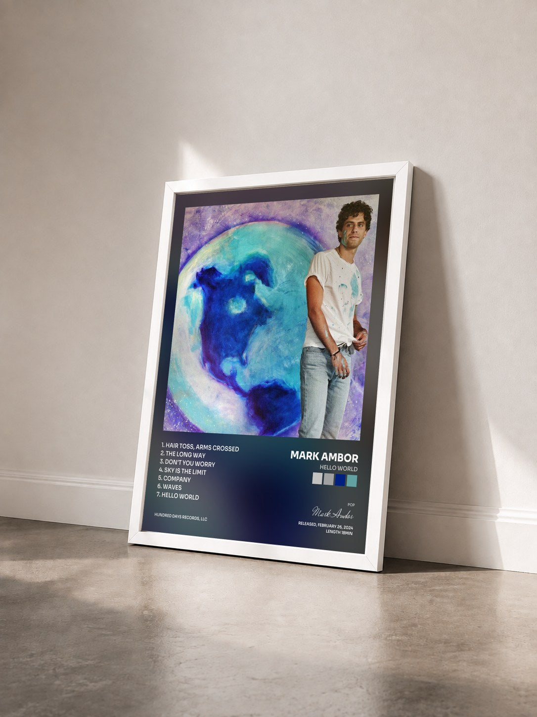 #blanc Tableau de l'album Hello World de Mark Ambor vu de trois quarts, cadre blanc